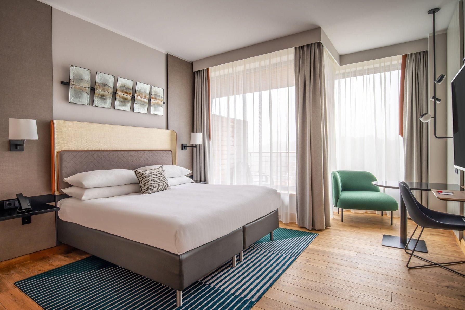 Superior, Larger Guest room, 1 King, Balcony