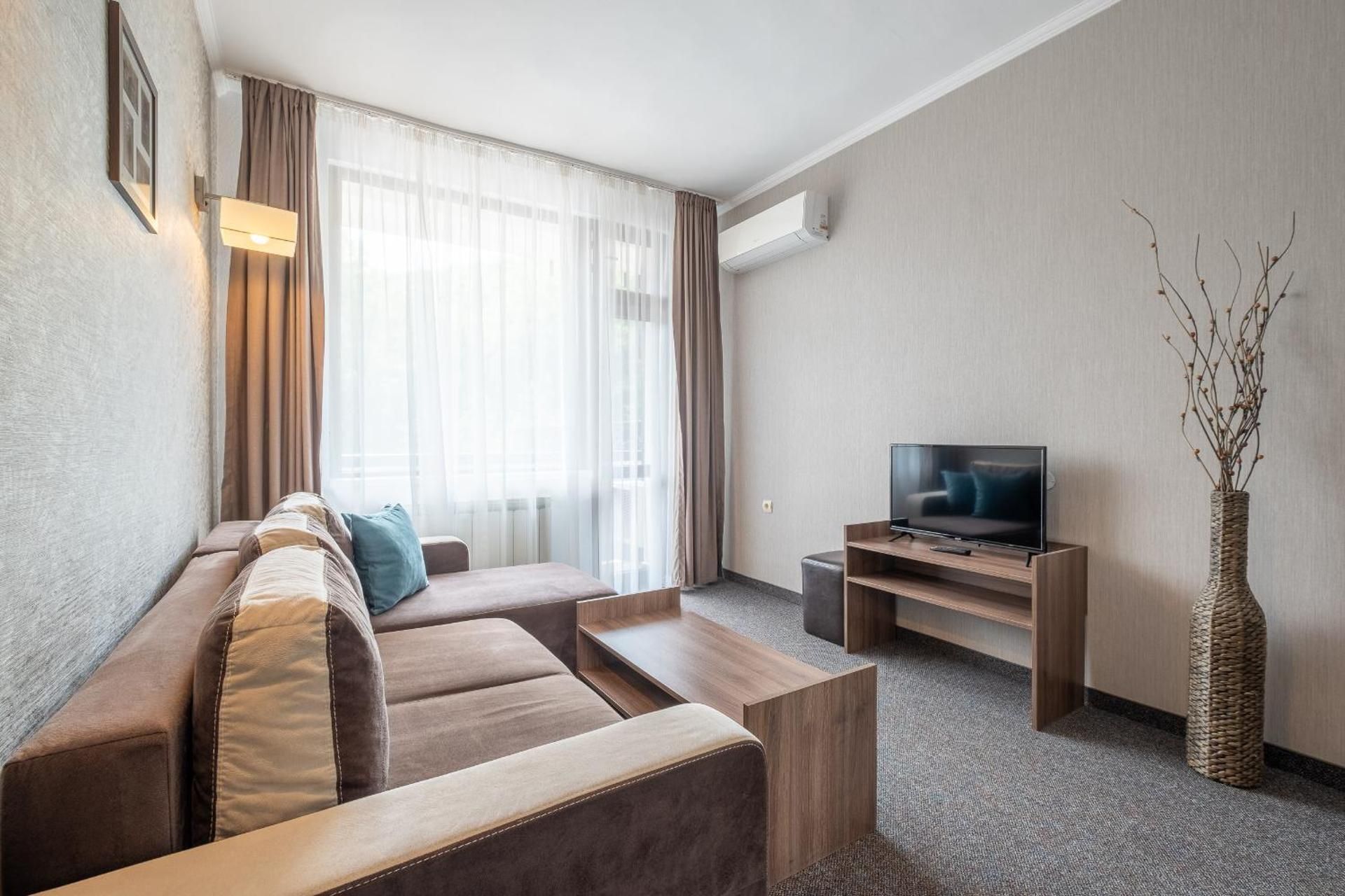 One-Bedroom Suite with Balcony - Free Relax Zone