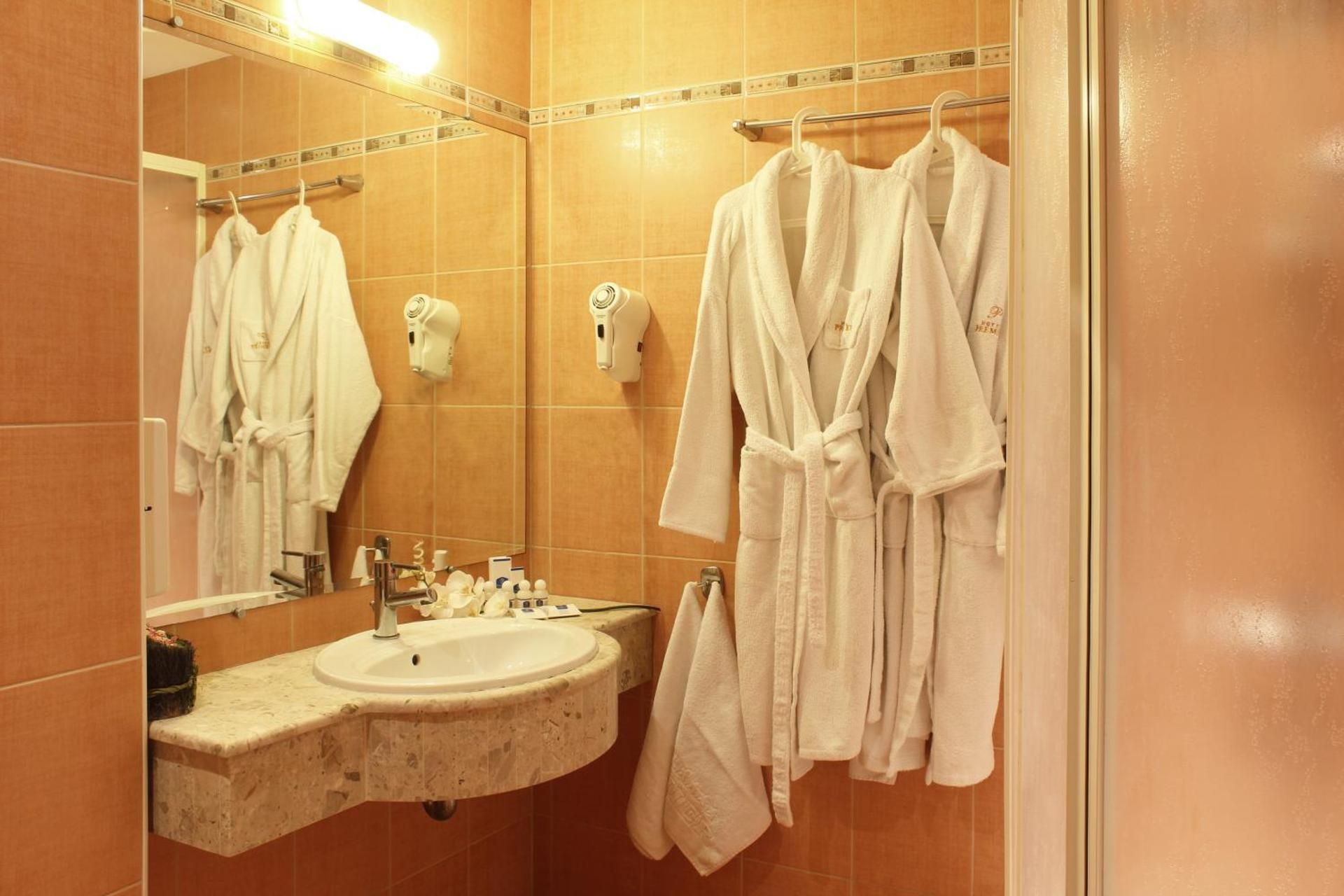 Suite with Sauna and Hot Tub (Jacuzzi)