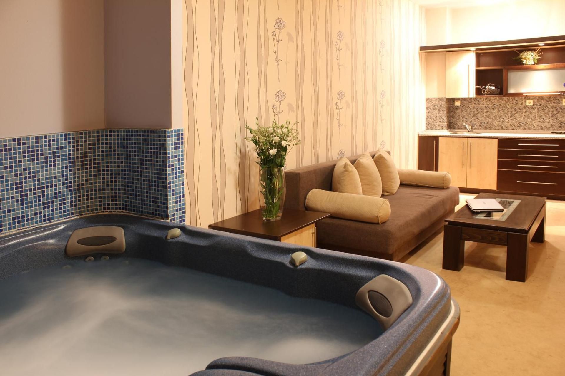 Suite with Sauna and Hot Tub (Jacuzzi)
