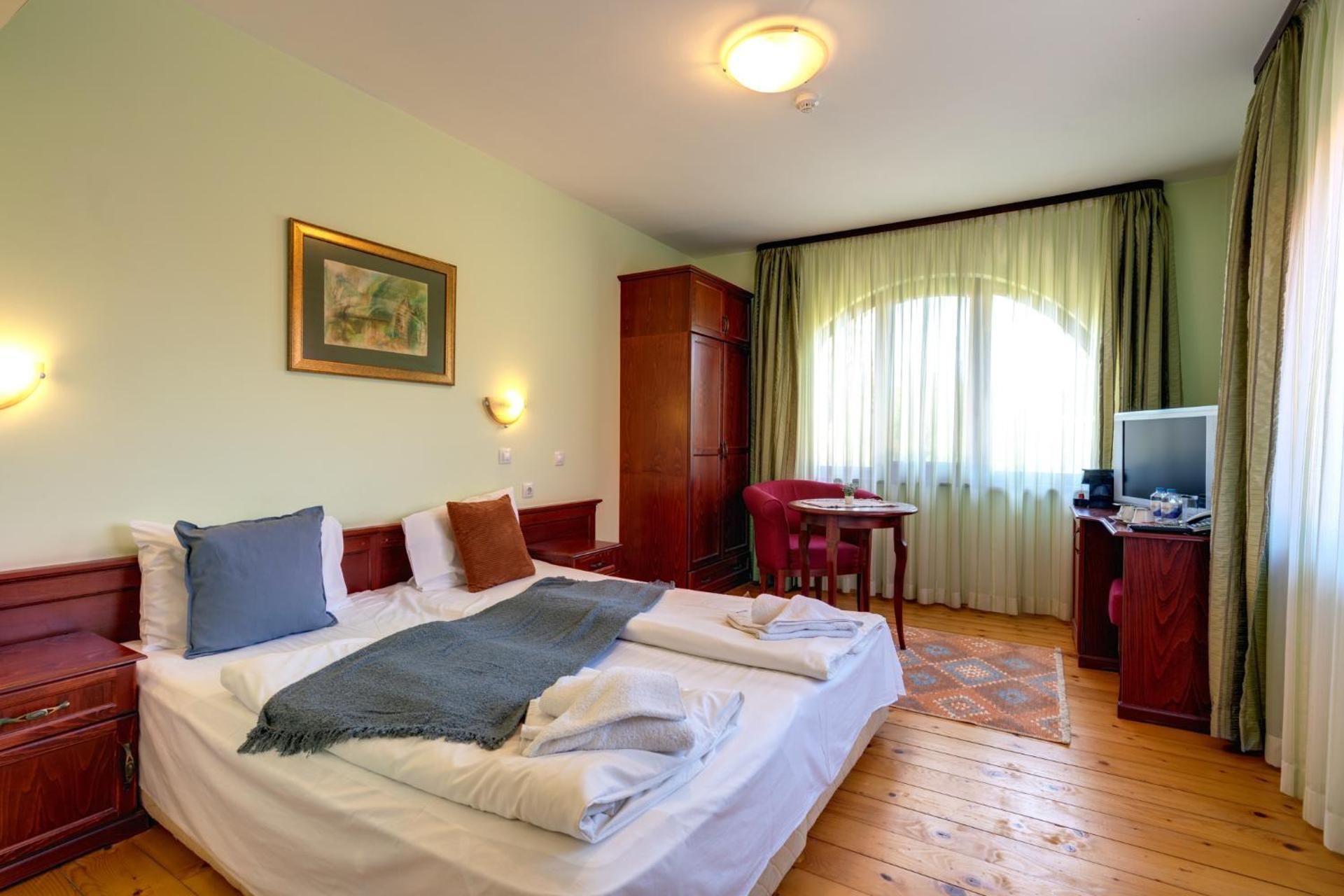 Deluxe Double Room (2 Adults + 1 Child)