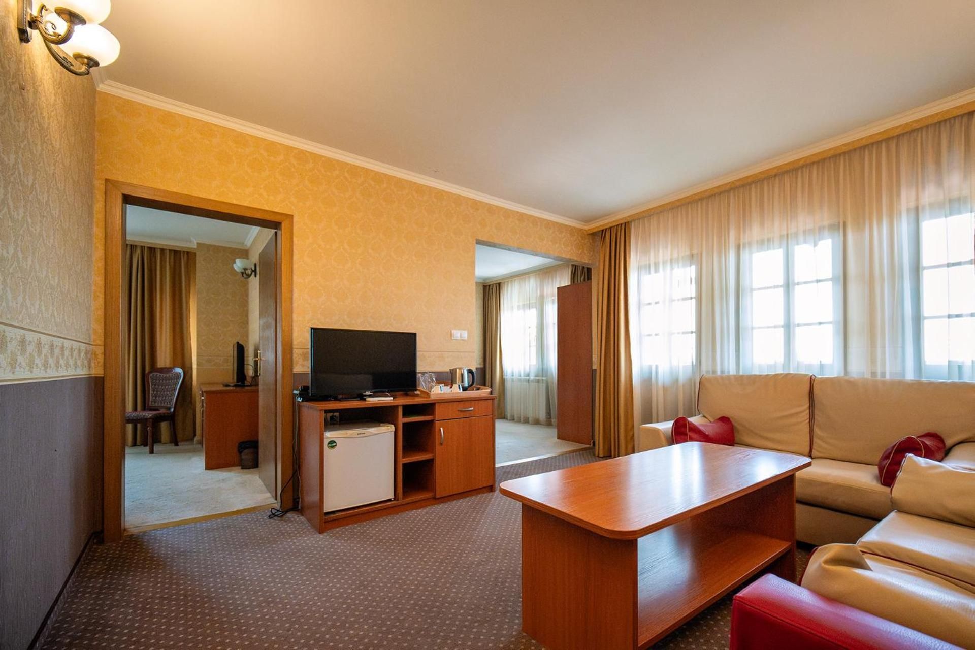 Deluxe Two-Bedroom Suite with View of Veliko Tarnovo