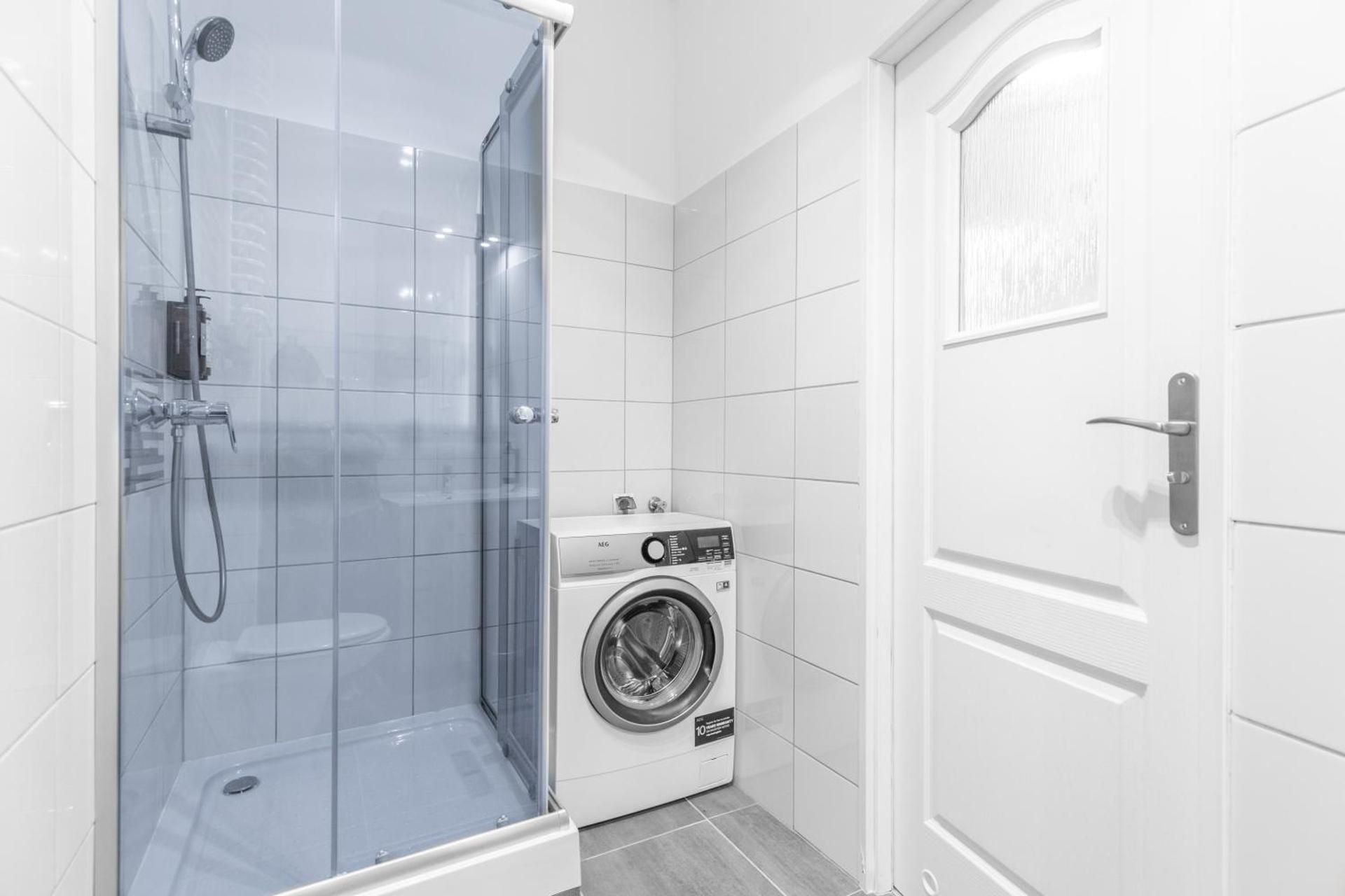 Deluxe One-Bedroom Apartment