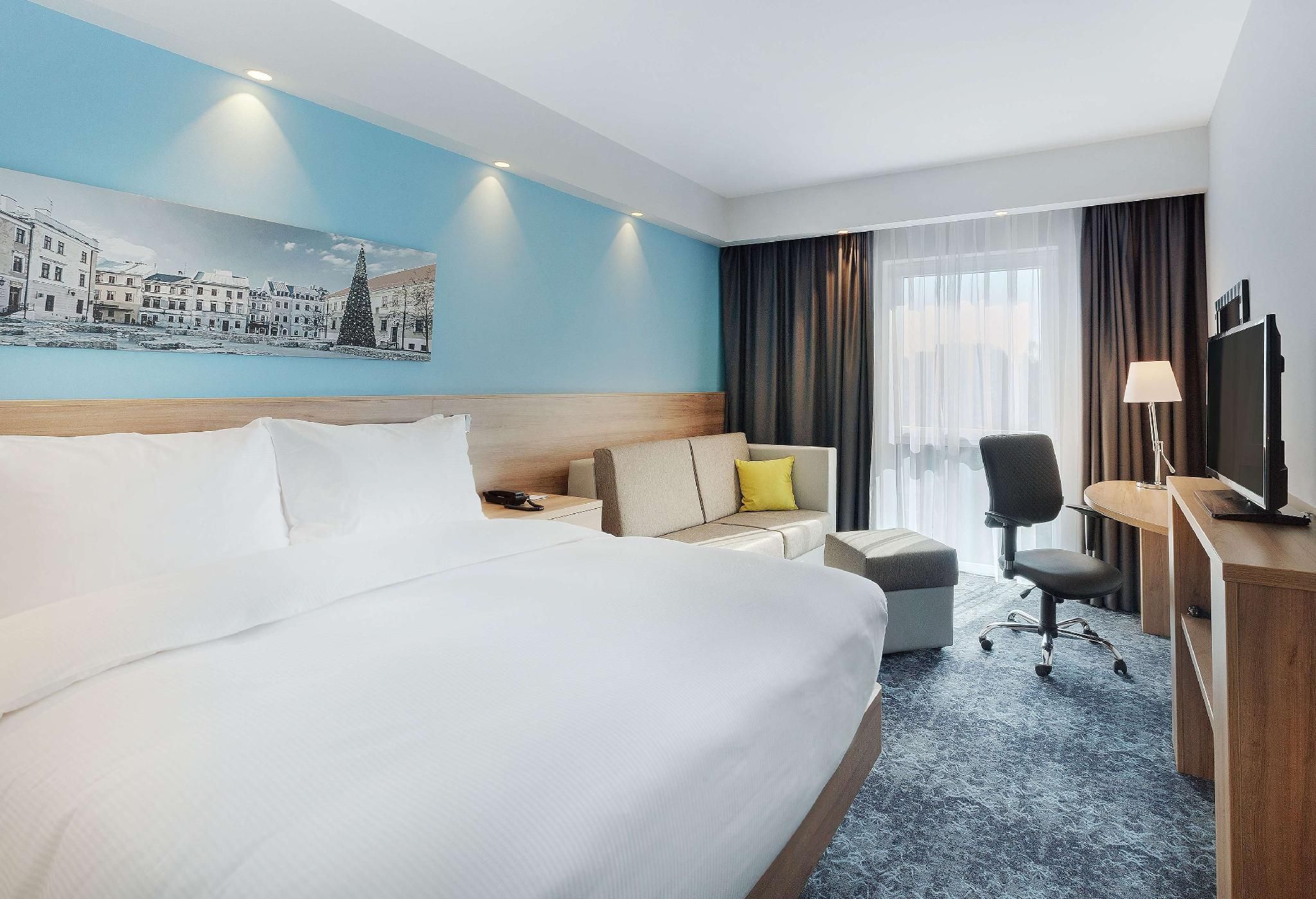 Hampton by Hilton Lublin Queen Room with Sofa