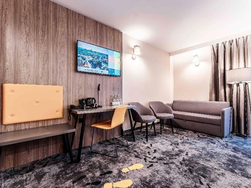 Family room with 1 double bed, 1 single bed and a sofa