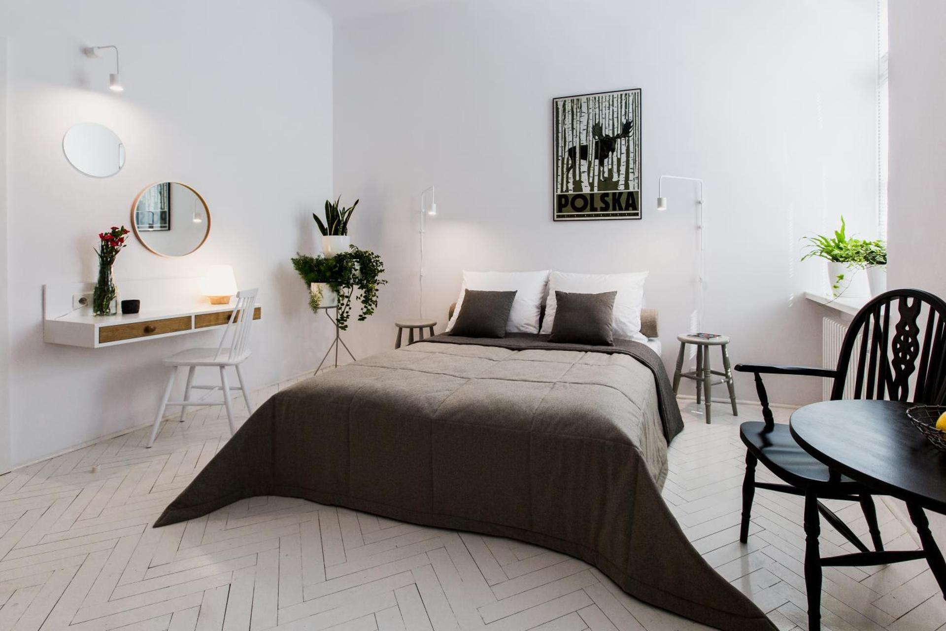 Studio Apartment with Courtyard View