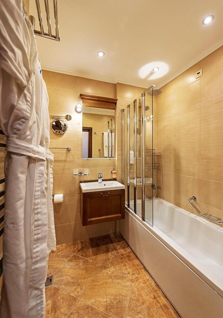 Two-Bedroom Apartment (4 Adults + 1 Adult or 1 Child)