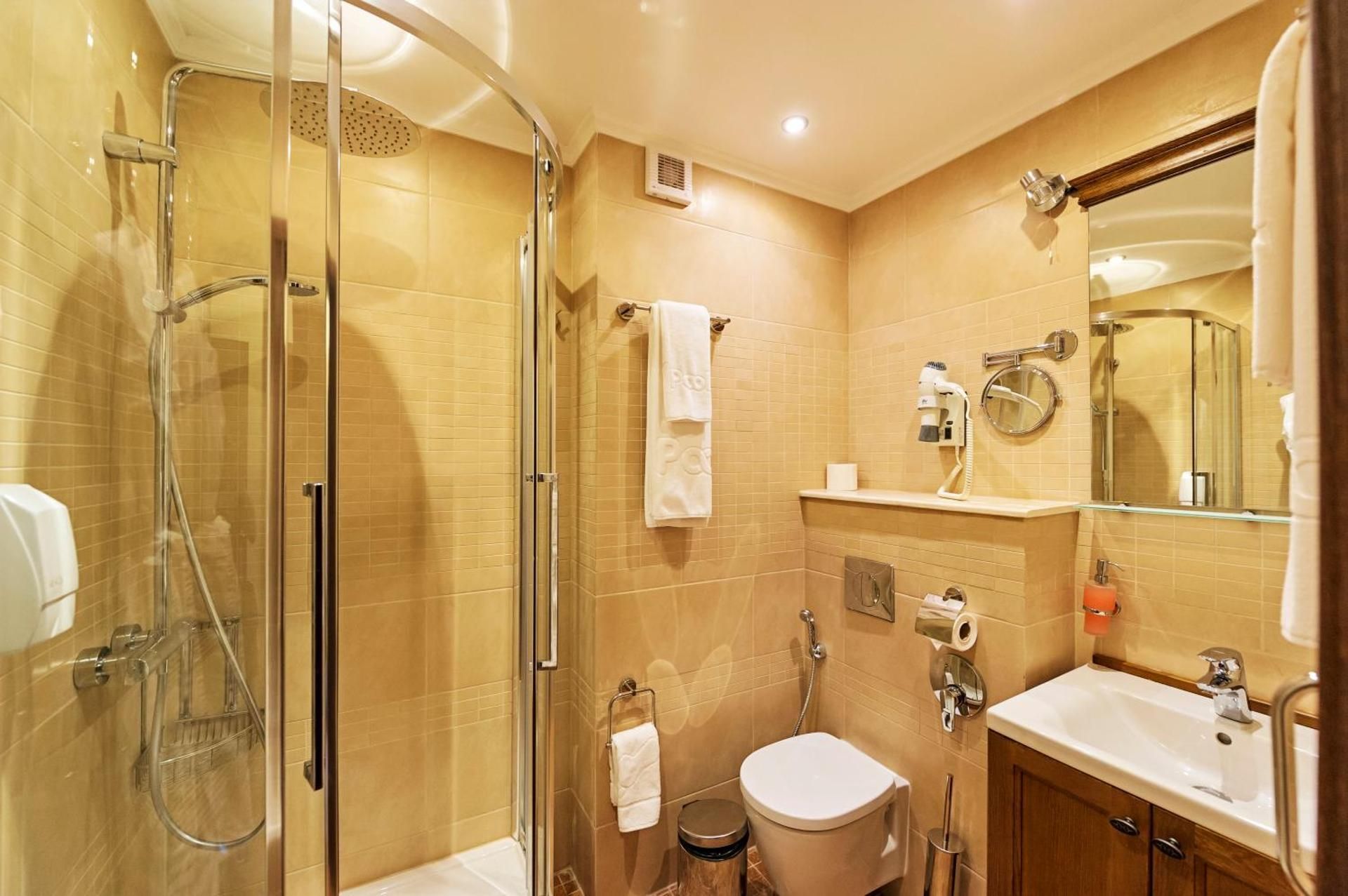 One-Bedroom Apartment (2 Adults + 2 Adults or 2 Children)