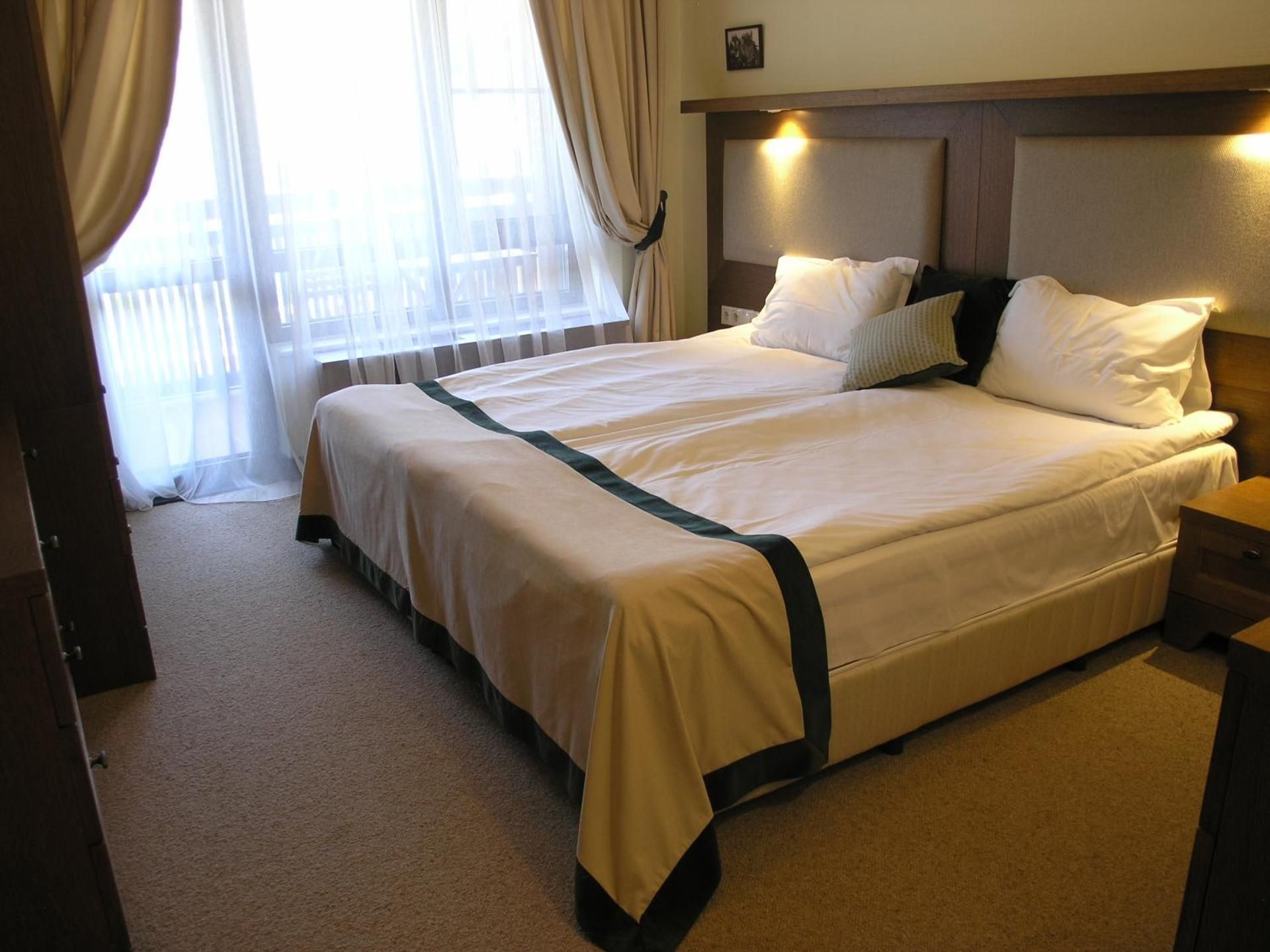 Deluxe One-Bedroom Apartment (2 Adults + 2 Adults or 3 Children)