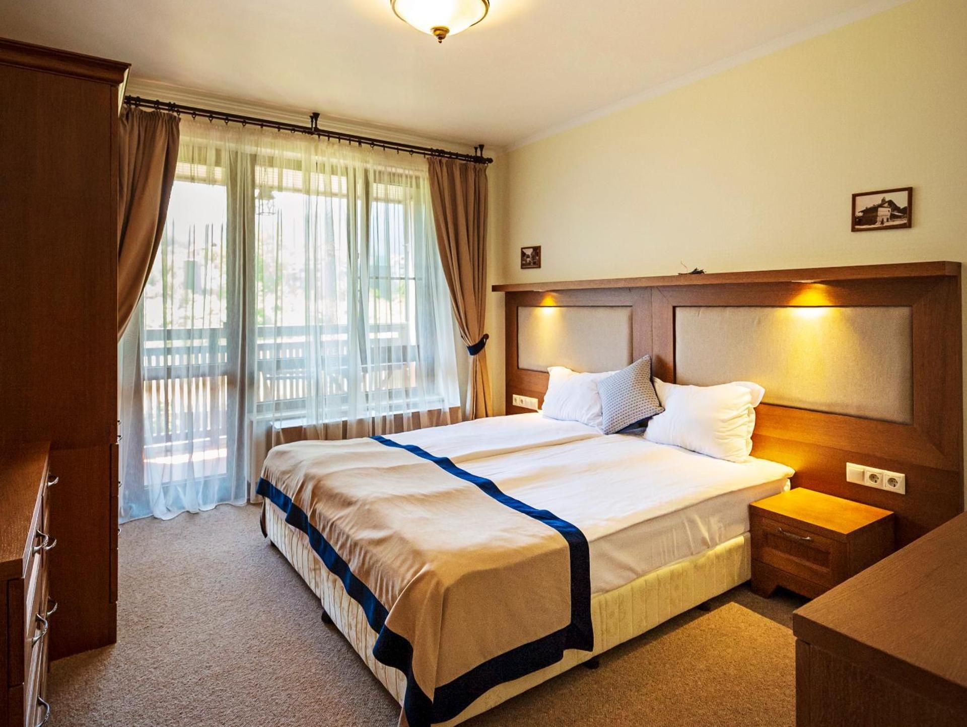 Deluxe One-Bedroom Apartment (2 Adults + 2 Adults or 3 Children)