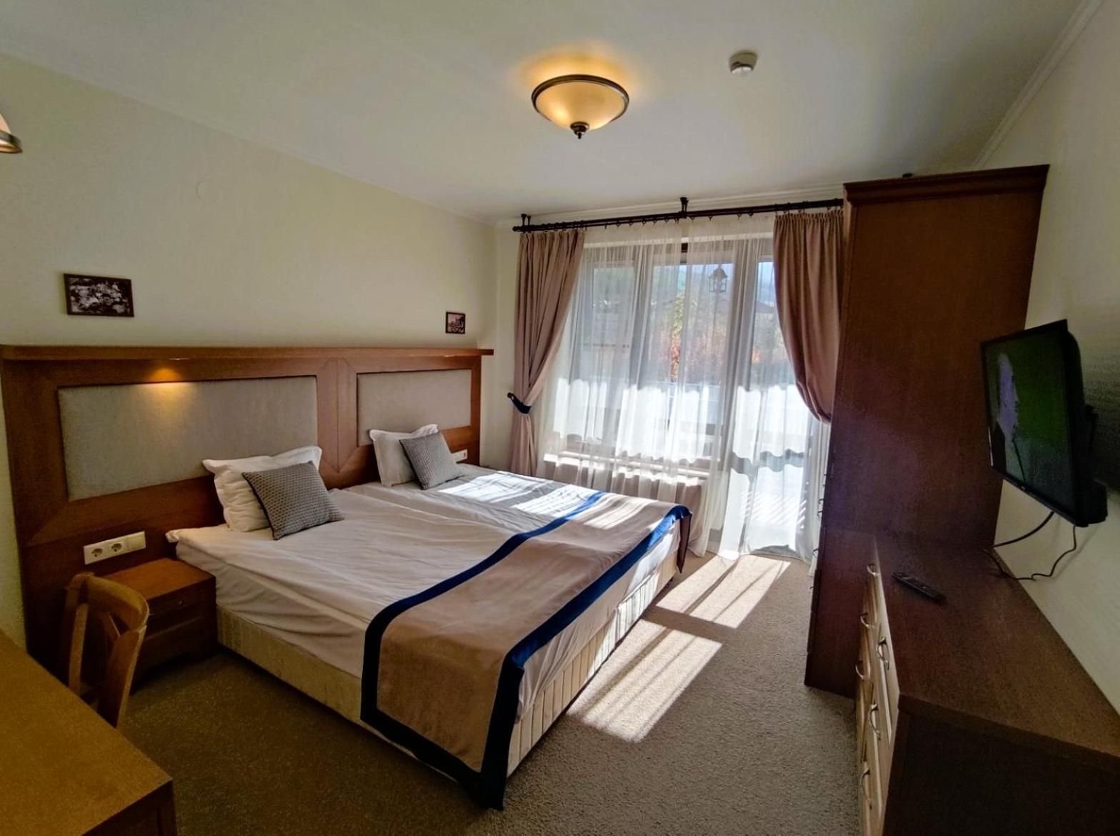 One-Bedroom Deluxe Apartment (2 Adults + 2 Adults or 2 Children)