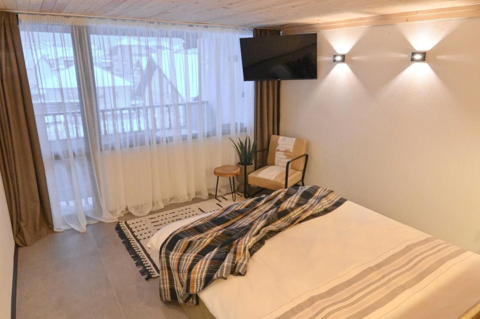 Suite with Mountain View