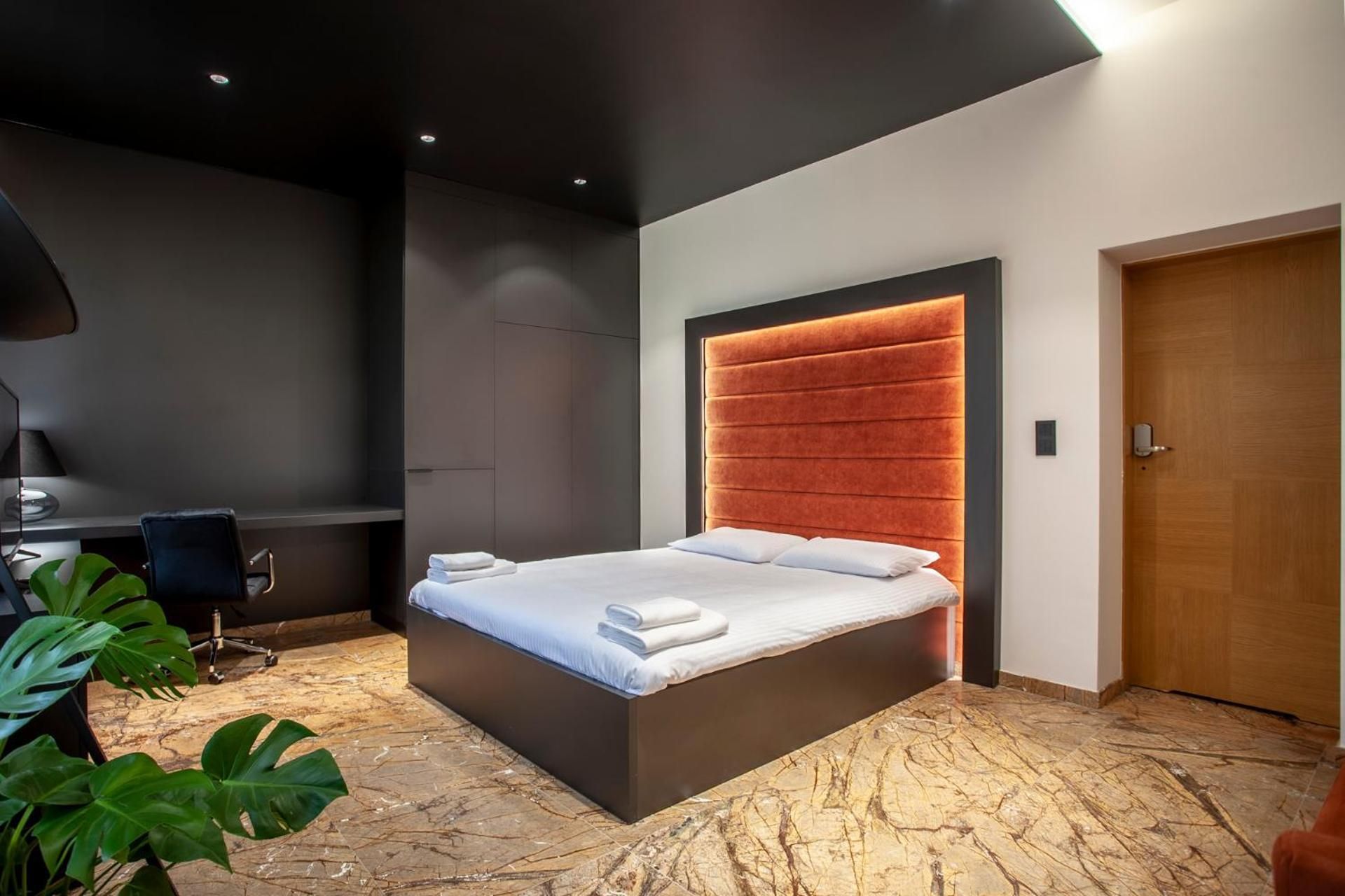 DELUXE APARTMENT