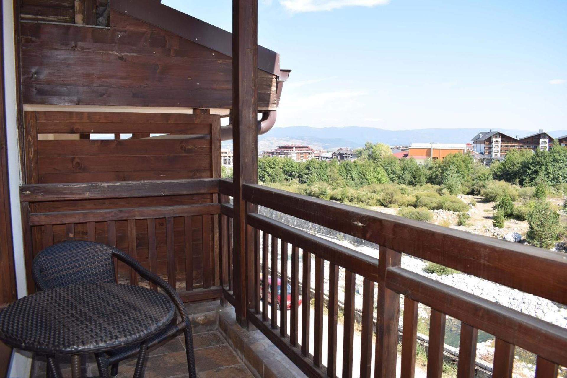 Apartment with Mountain View