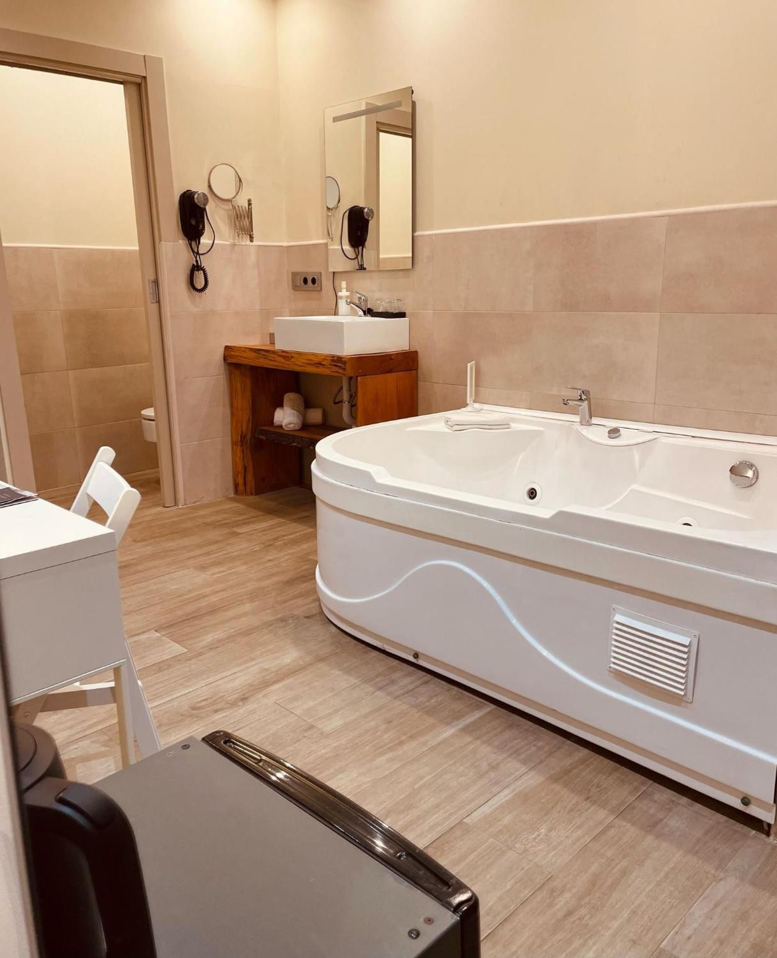 Double Interior Room with Hidromassage Bathtub