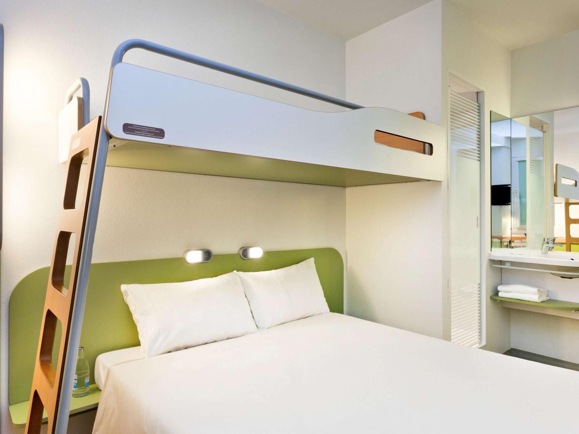 ibis budget Lleida Room with Queen-Size Bed