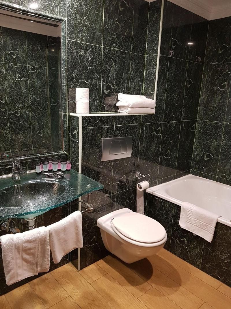 2 Queen Beds Room