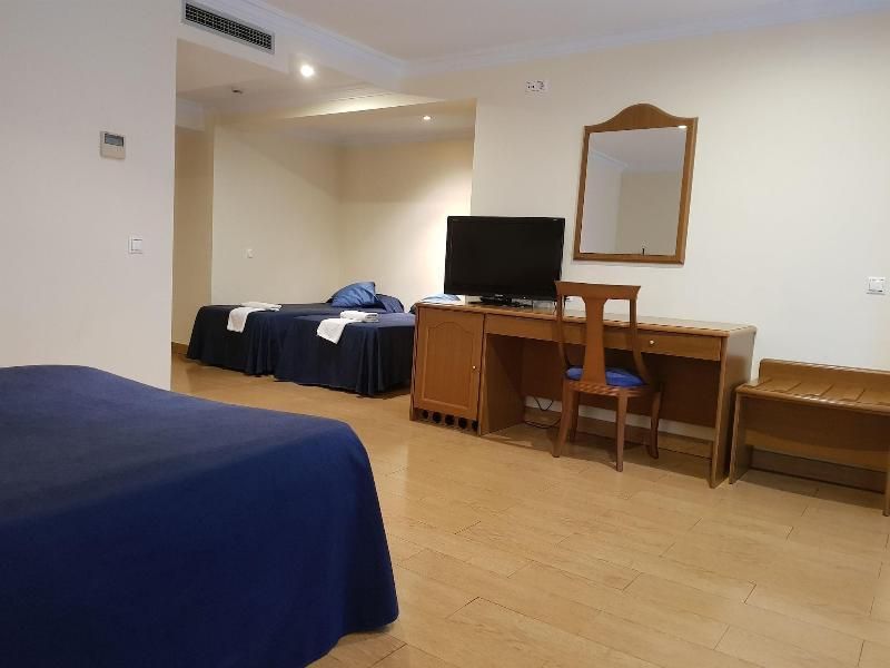2 Queen Beds Room