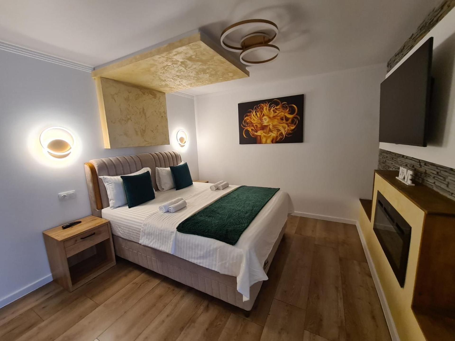 DELUXE APARTMENT