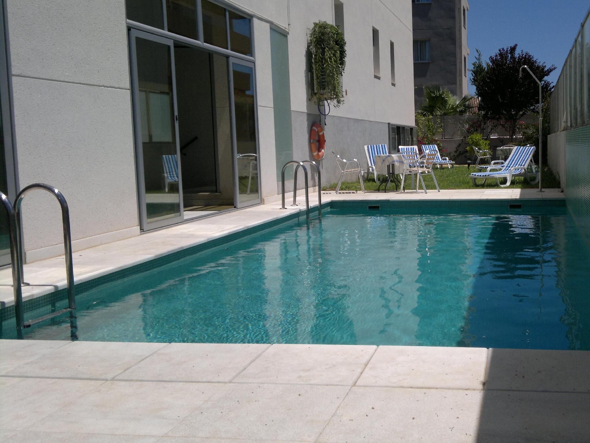 swimming pool [outdoor]