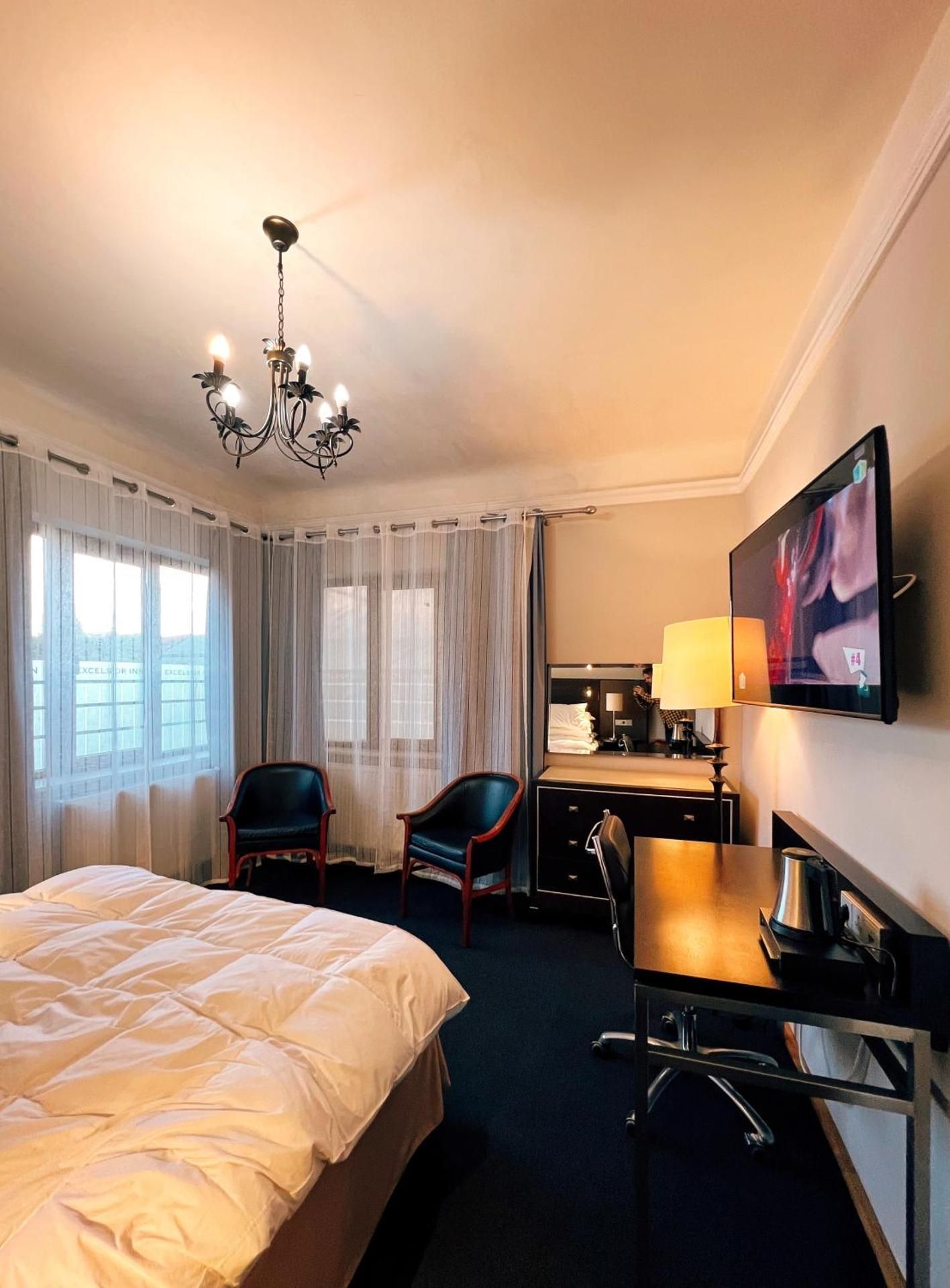 Excelsior INN Deluxe Queen Room