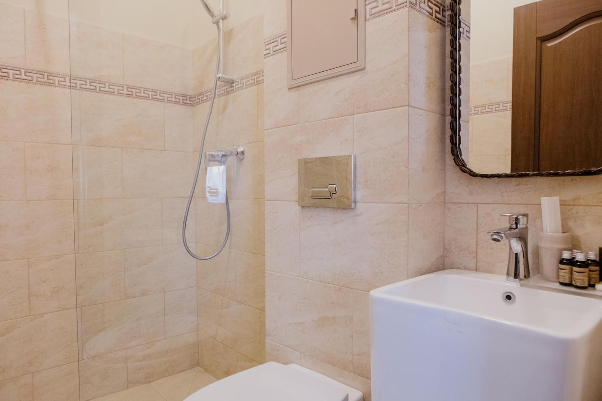 Excelsior INN Deluxe Queen Room 2