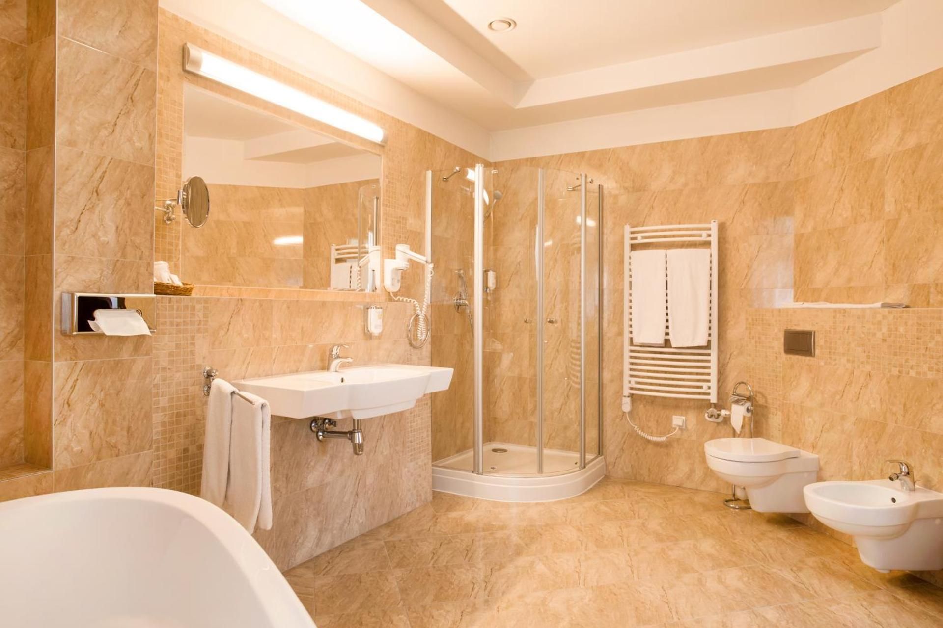 Standard Double Suite with 1 King Bed