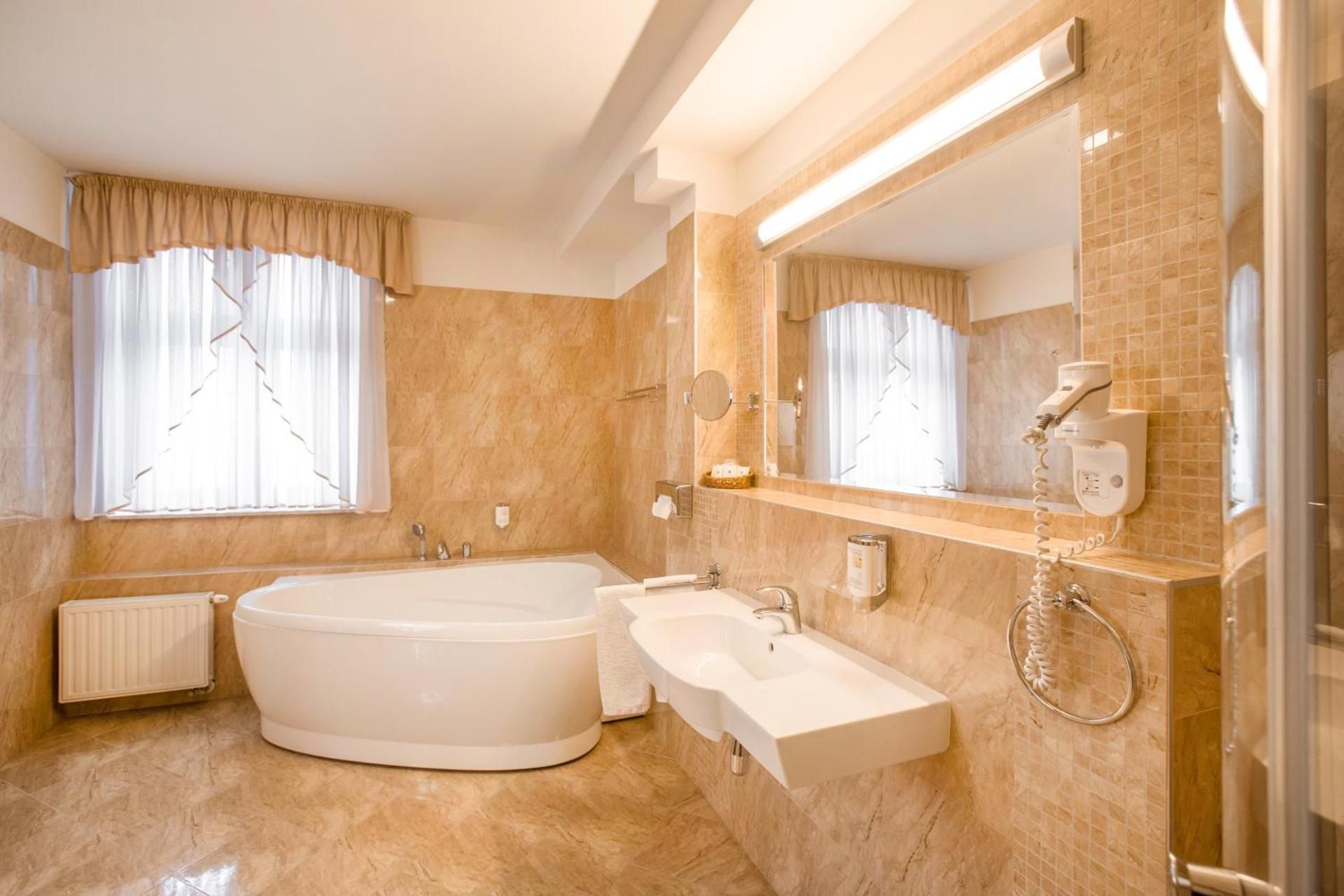 Standard Double Suite with 1 King Bed