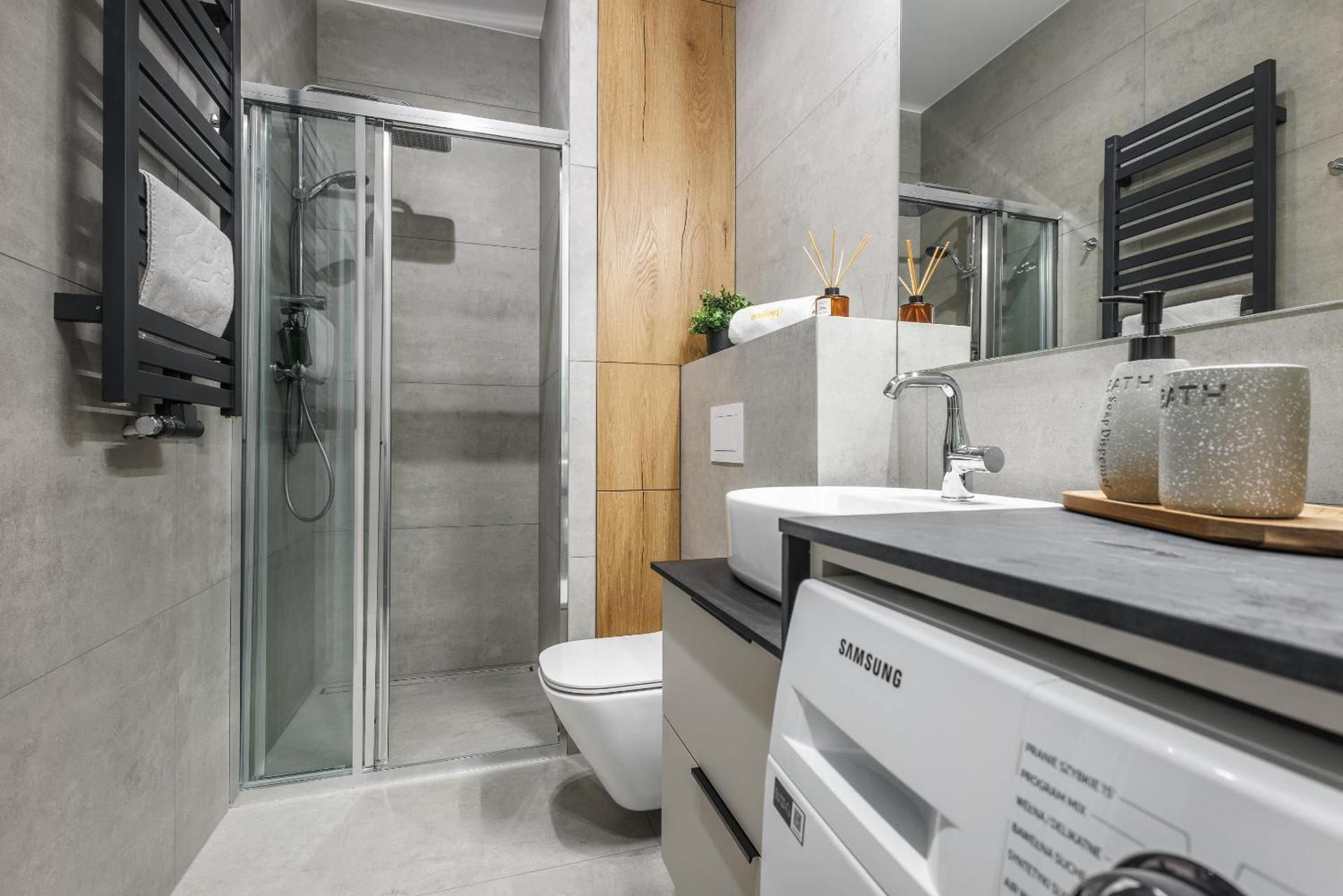 Two-Bedroom Business Apartment with Twin Beds and Balcony