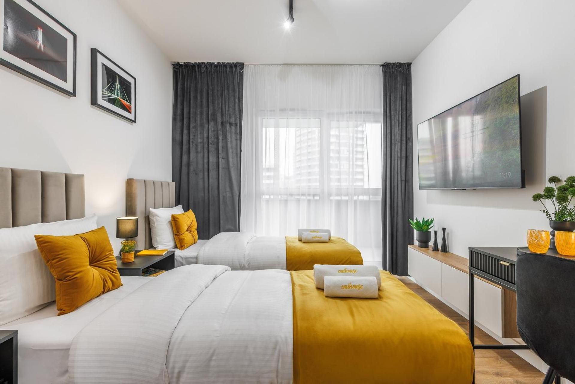 Two-Bedroom Business Apartment with Twin Beds and Balcony