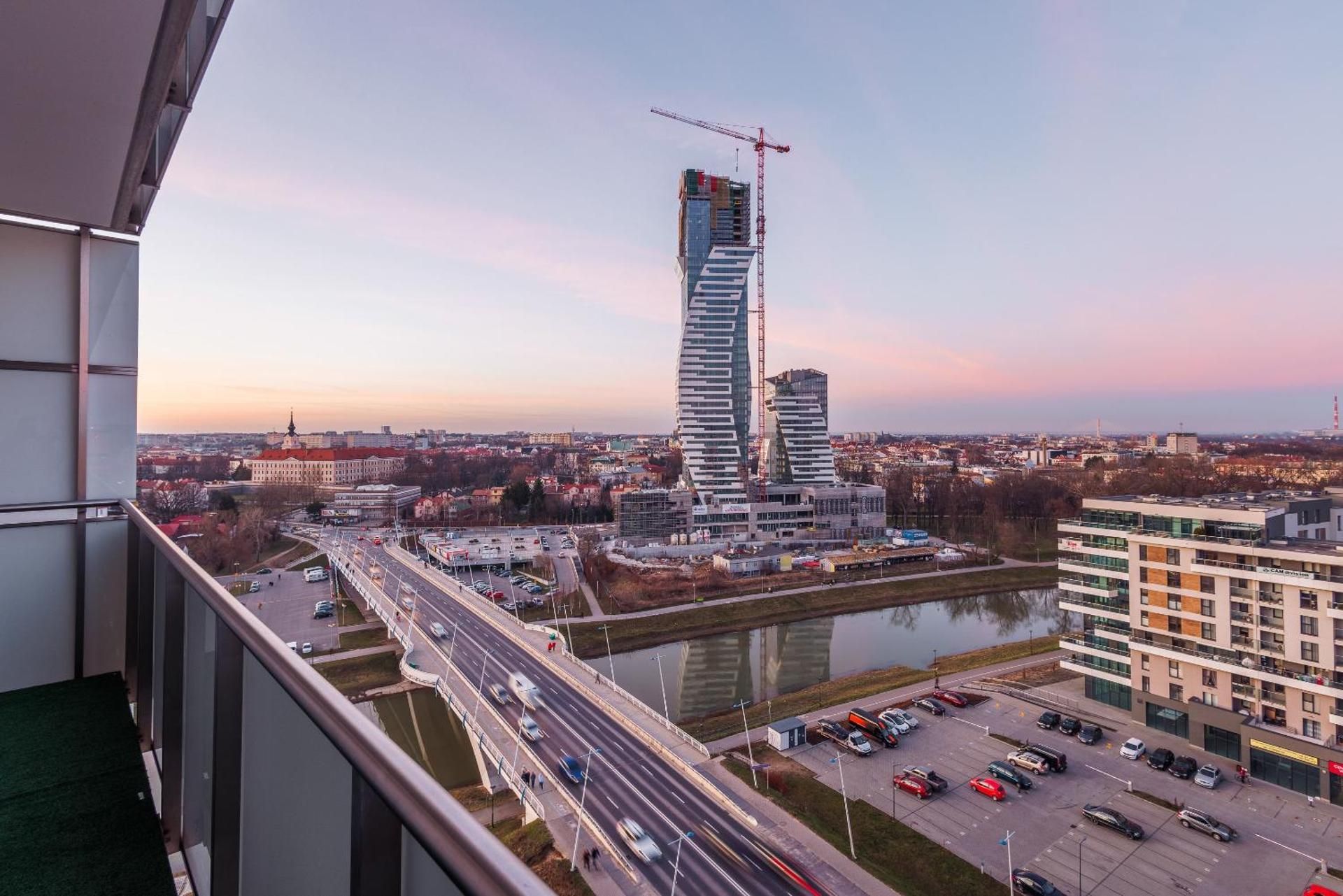 Two-Bedroom Business Apartment with Double Beds and Balcony