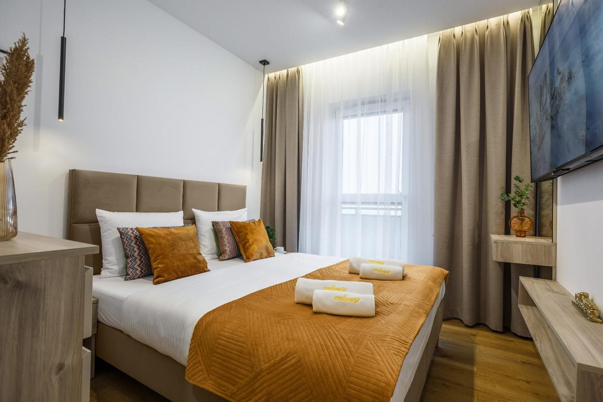 Two-Bedroom Business Apartment with Double Beds and Balcony
