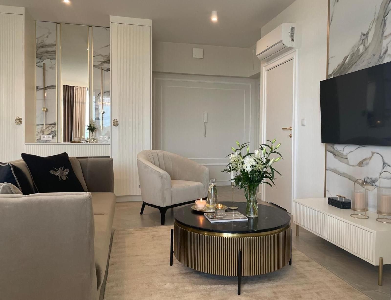 One-Bedroom Apartment with Sea View and Balcony