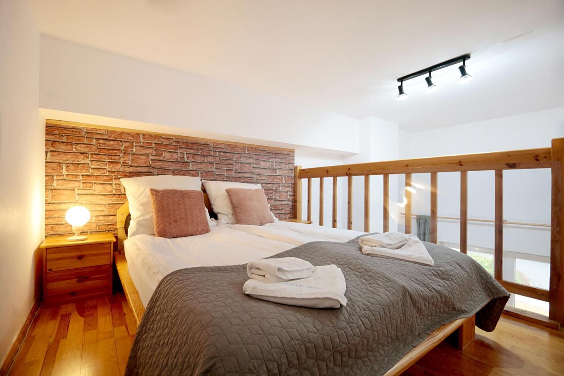 One-Bedroom Apartment with a Living Room with Mezzanine