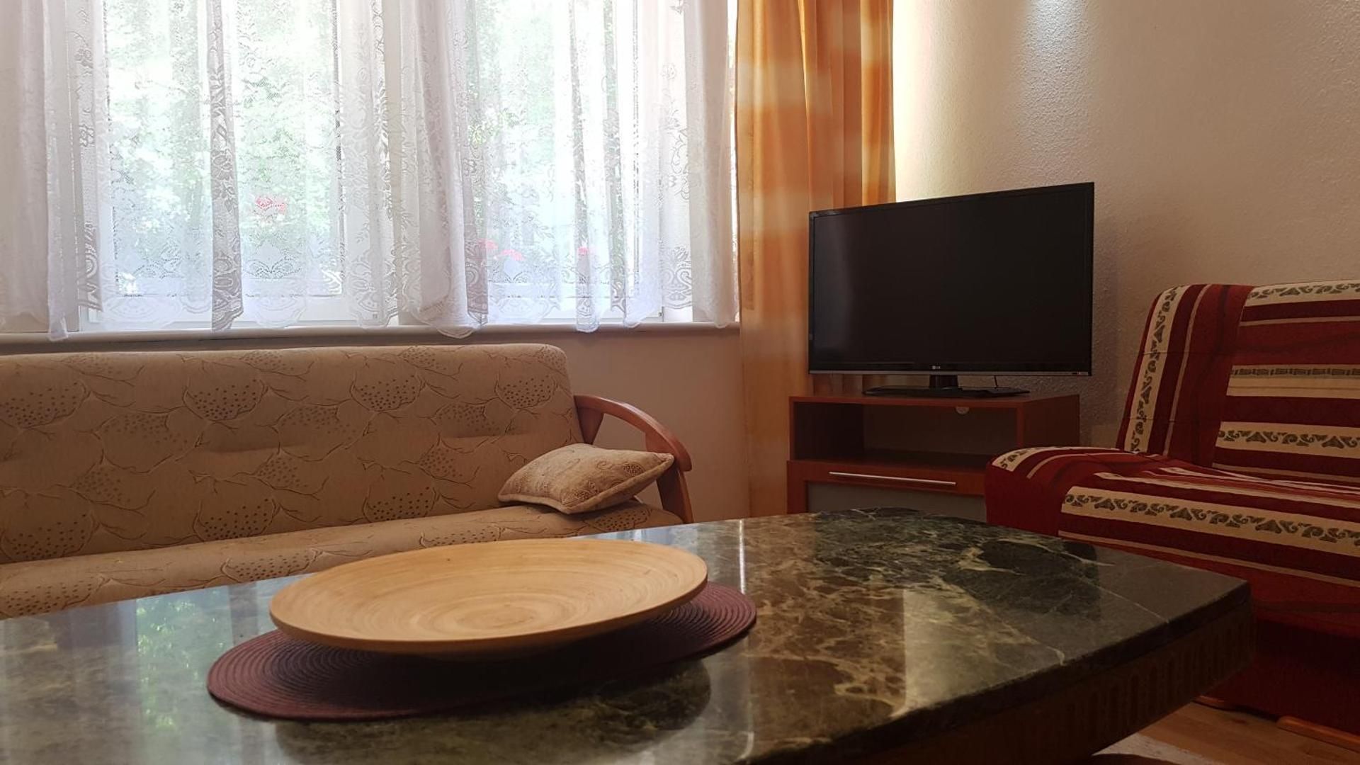 6-Bed Mixed Dormitory Room