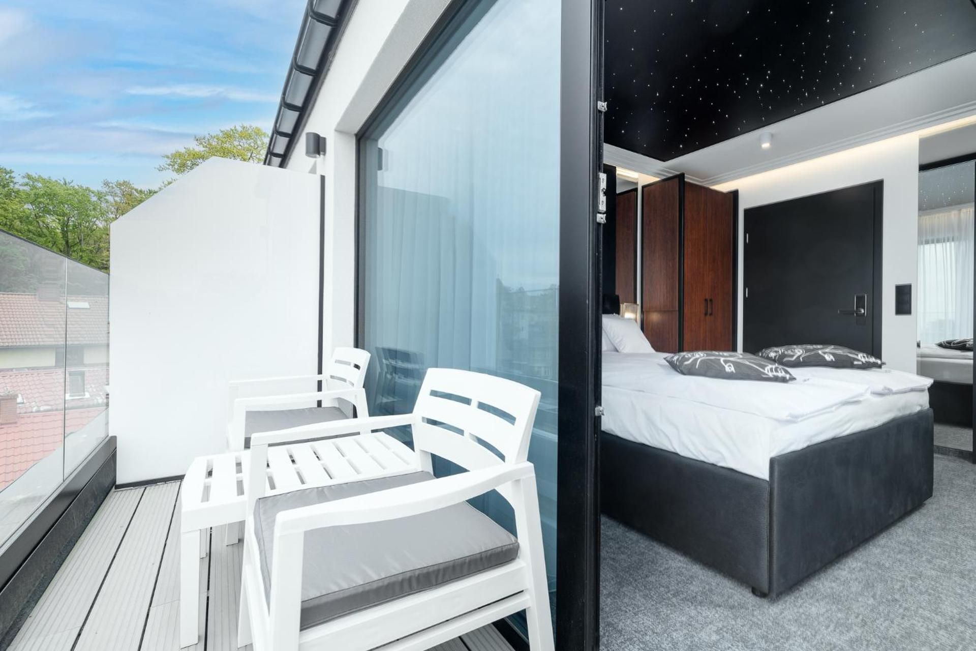 Deluxe Double Room with Side Sea View