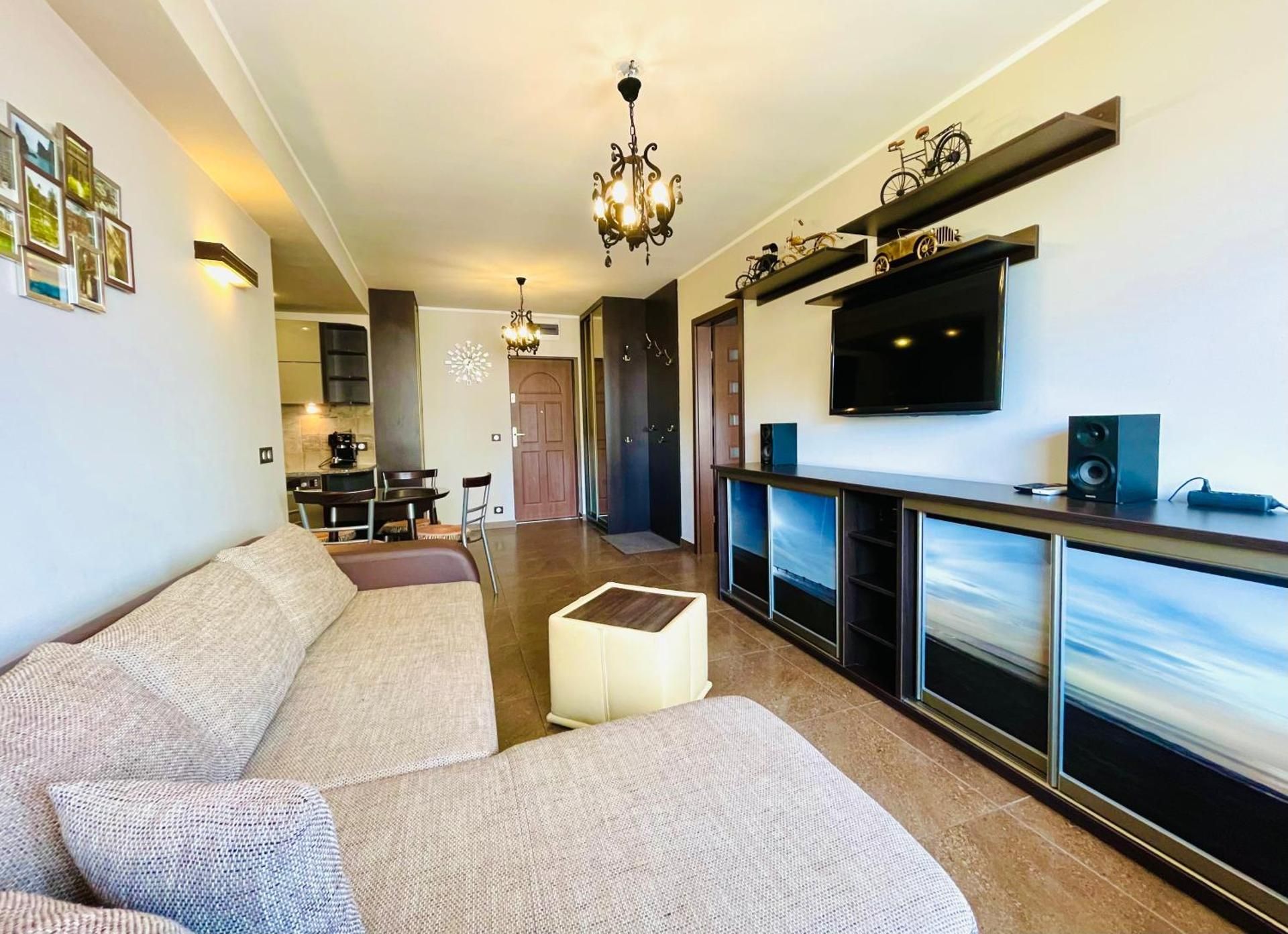 One Bedroom Apartment with Lateral Sea View