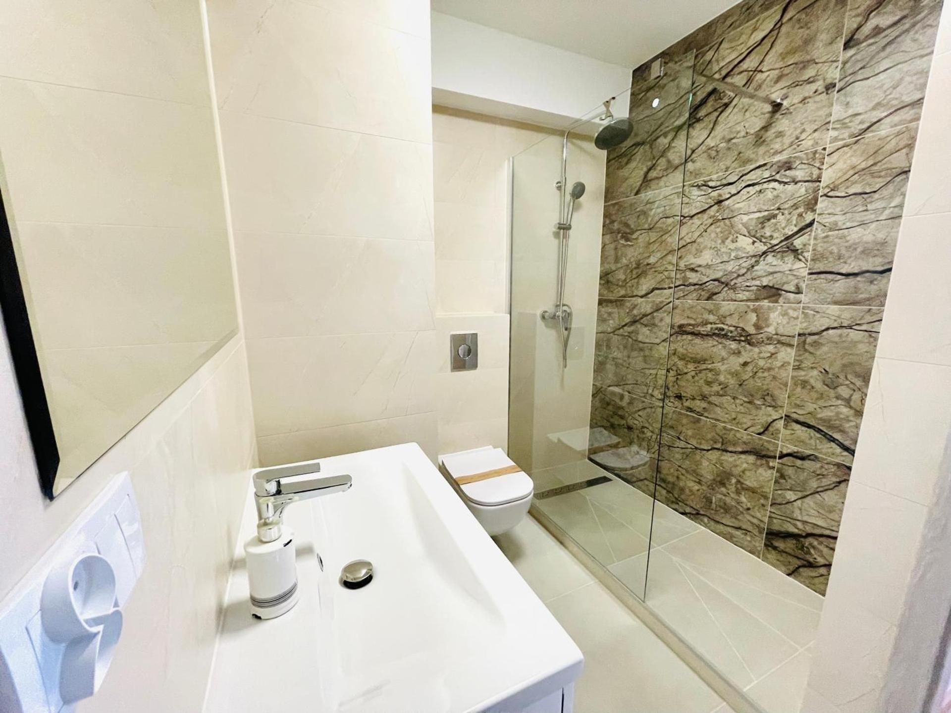 One Bedroom Apartment with Two Bathrooms and Lateral Sea View