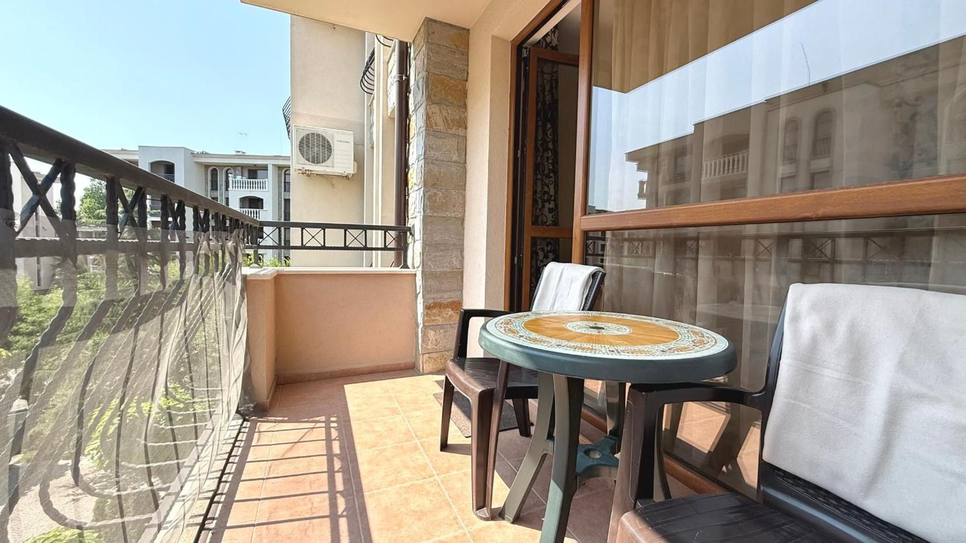 One-Bedroom Apartment with Park View