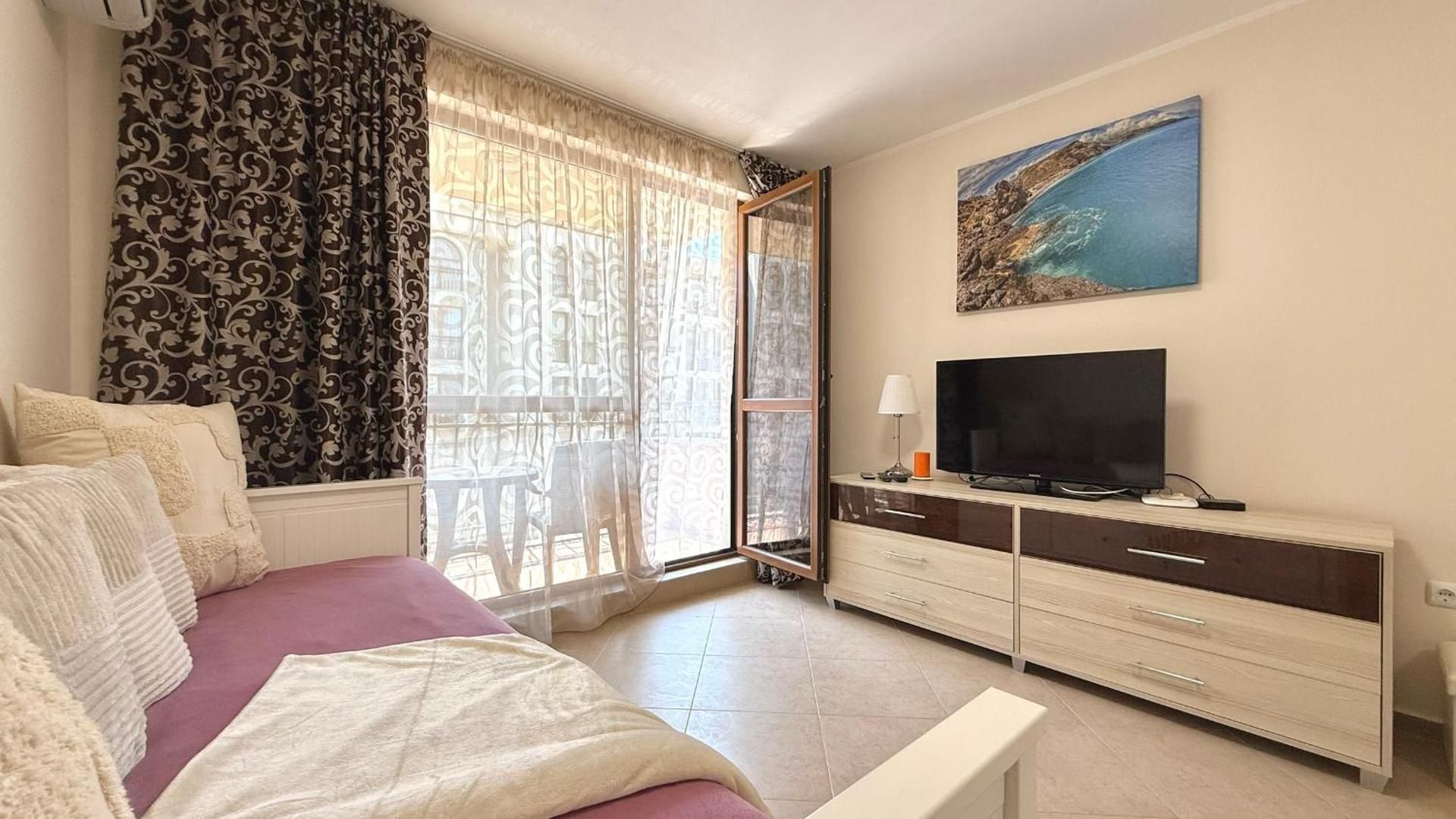One-Bedroom Apartment with Park View