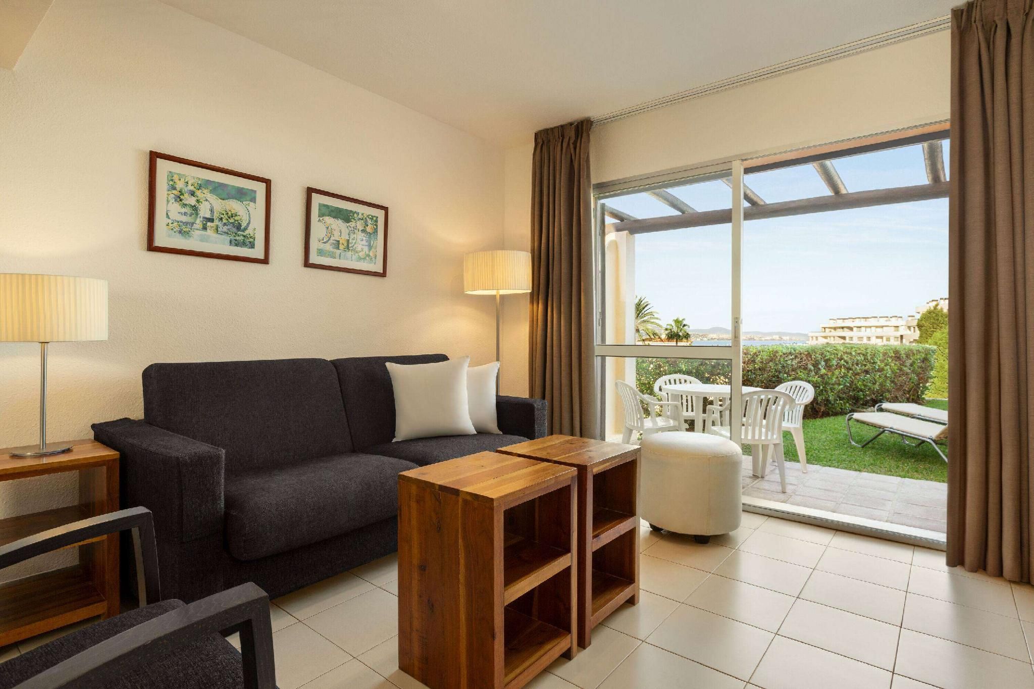 Classic Two Bedroom Apartment Sea View