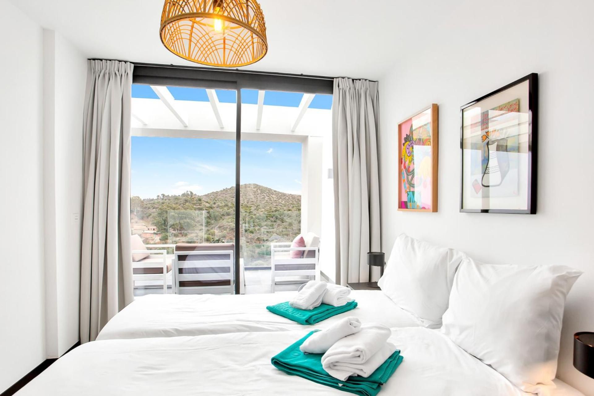 Apartment with Mountain View