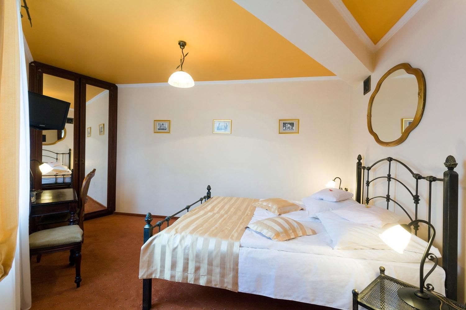 Willa Pastel Deluxe Double Room 3