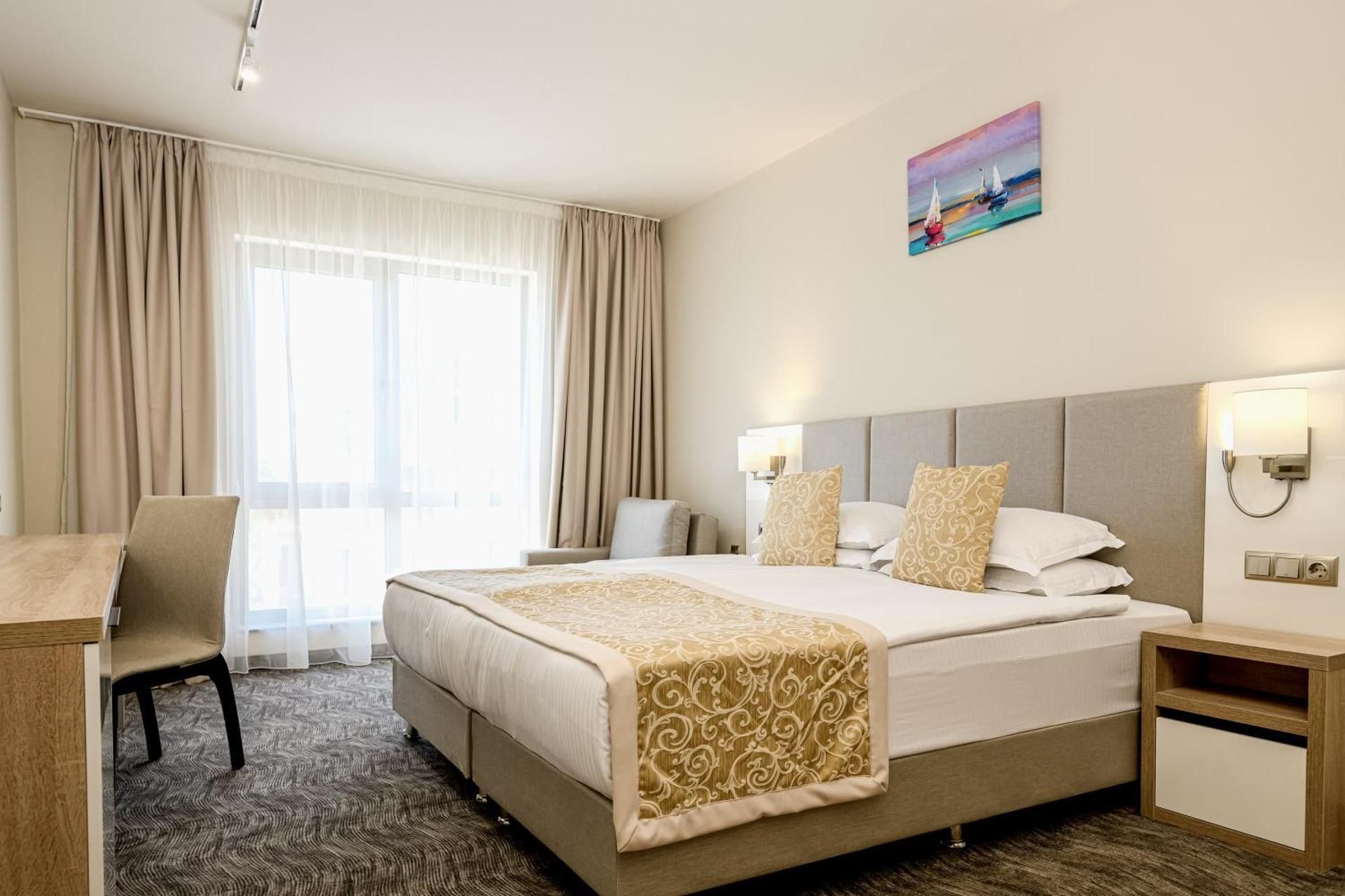 Superior One-Bedroom Apartment - Two Bathrooms (2 Adults + 2 Children)