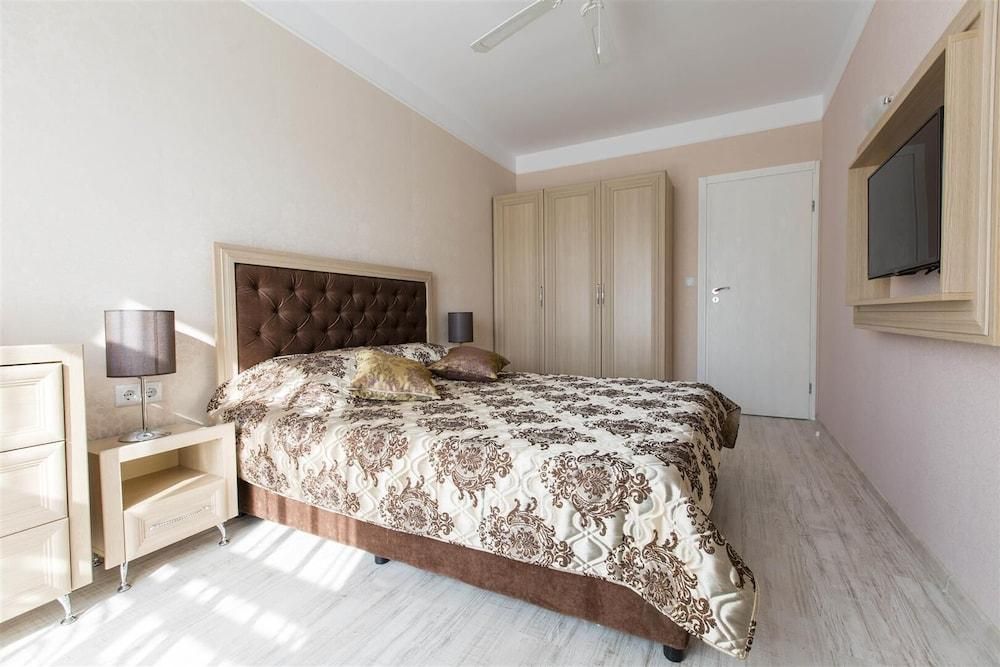 Deluxe One-Bedroom Apartment