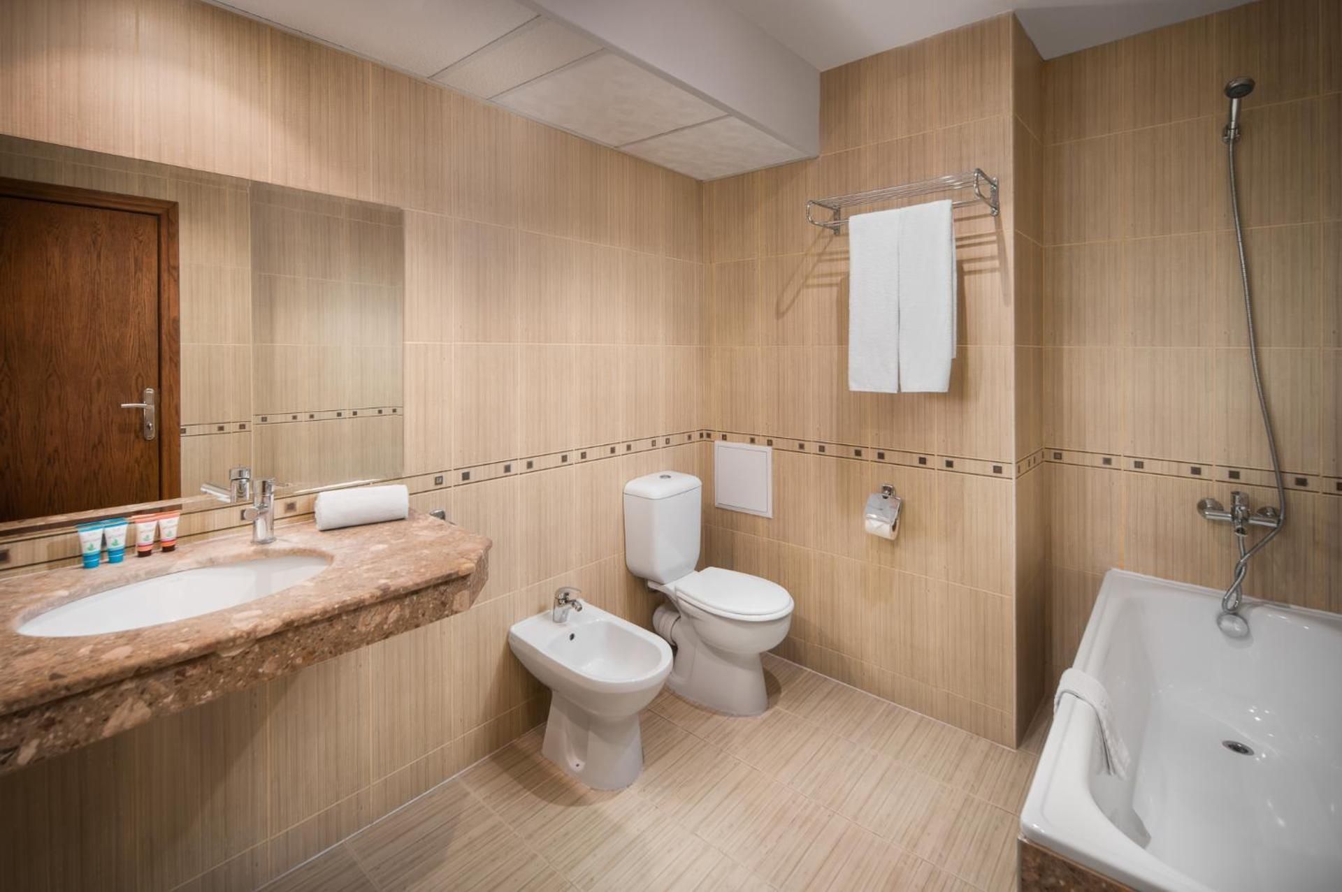 One-Bedroom Suite with Balcony - Free Pool Access & Free WiFI