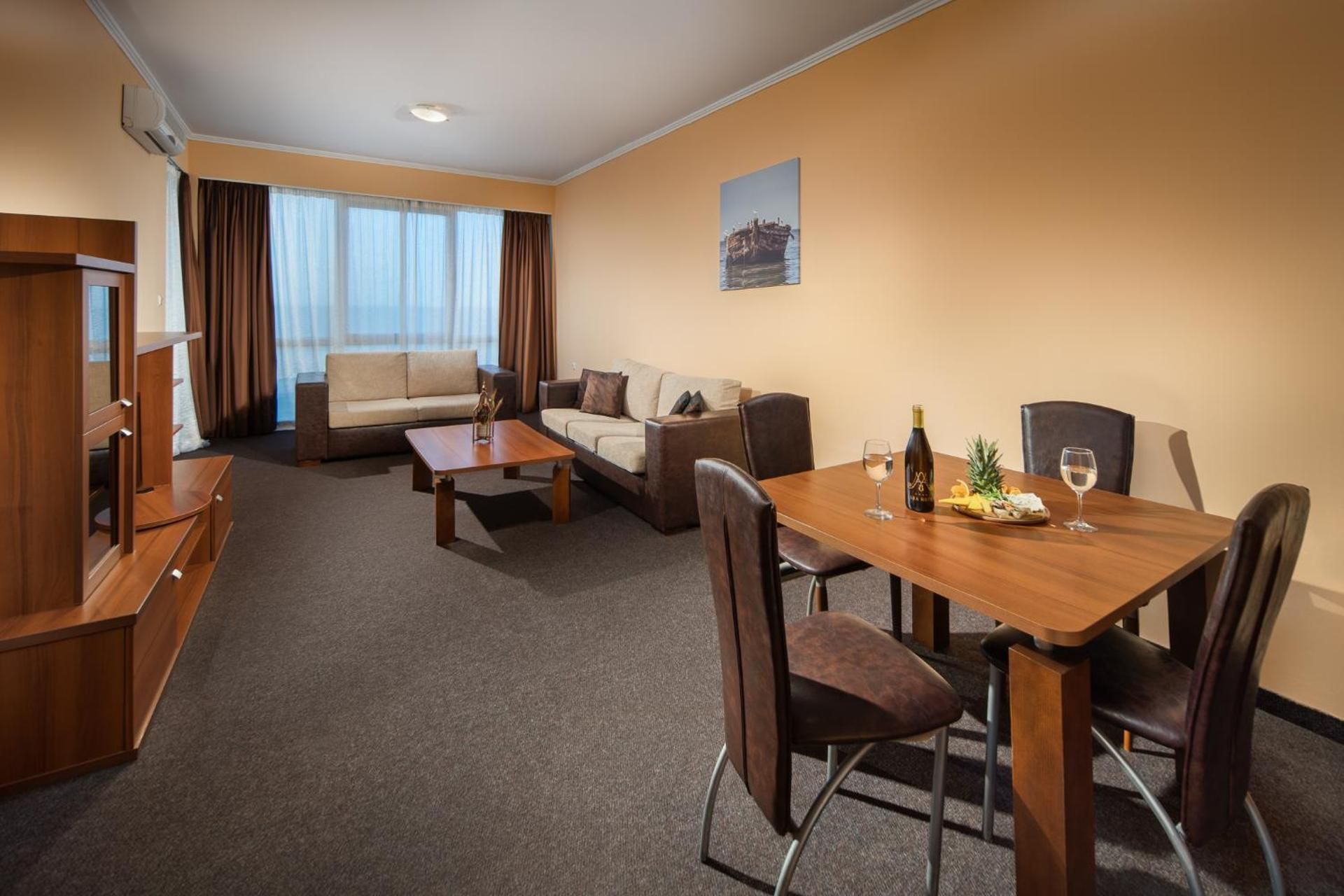 One-Bedroom Suite with Balcony - Free Pool Access & Free WiFI