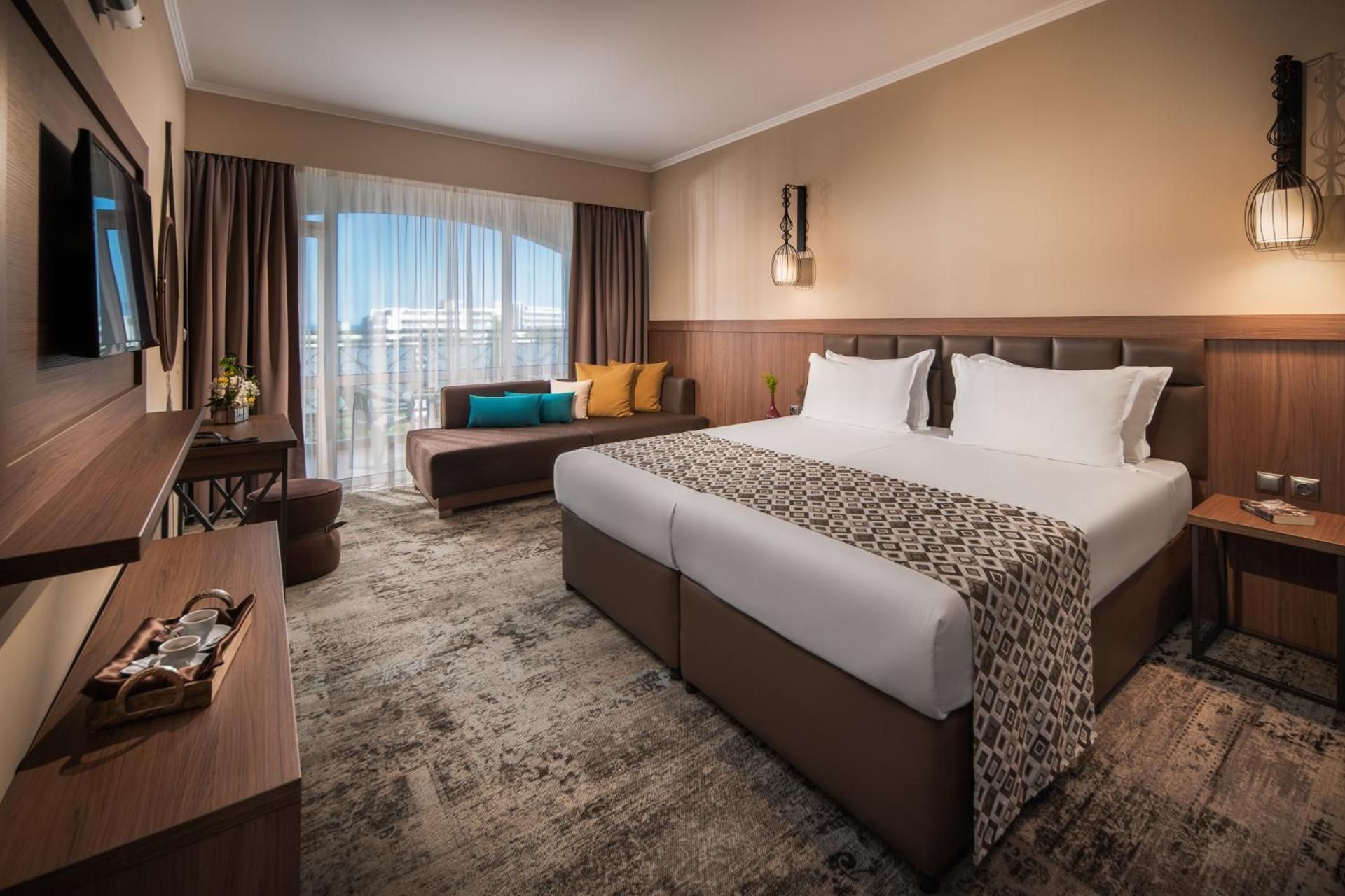 Deluxe Twin Room with Street View and Balcony - Free Pool Access & Free WiFI