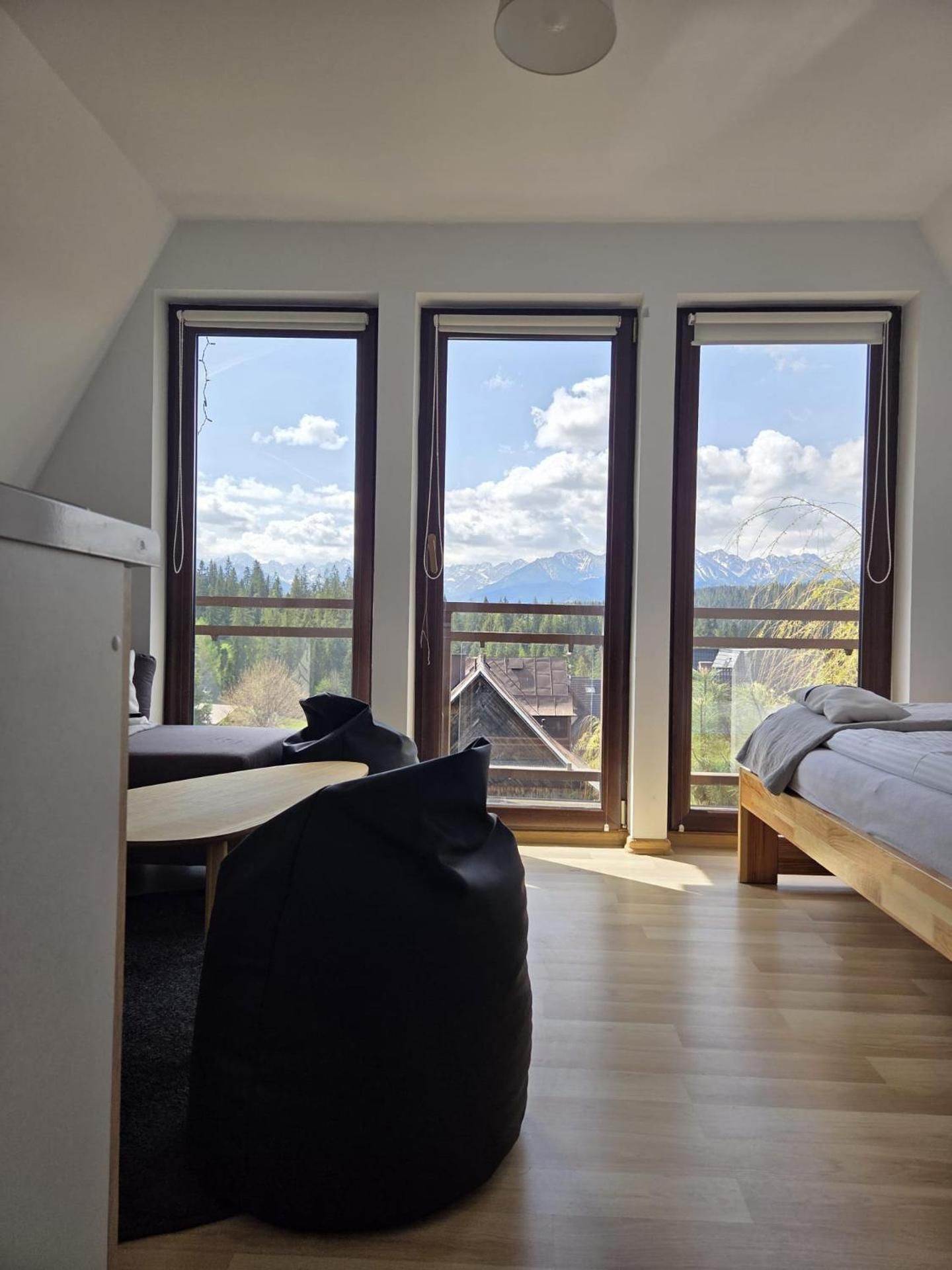 Apartment with Mountain View