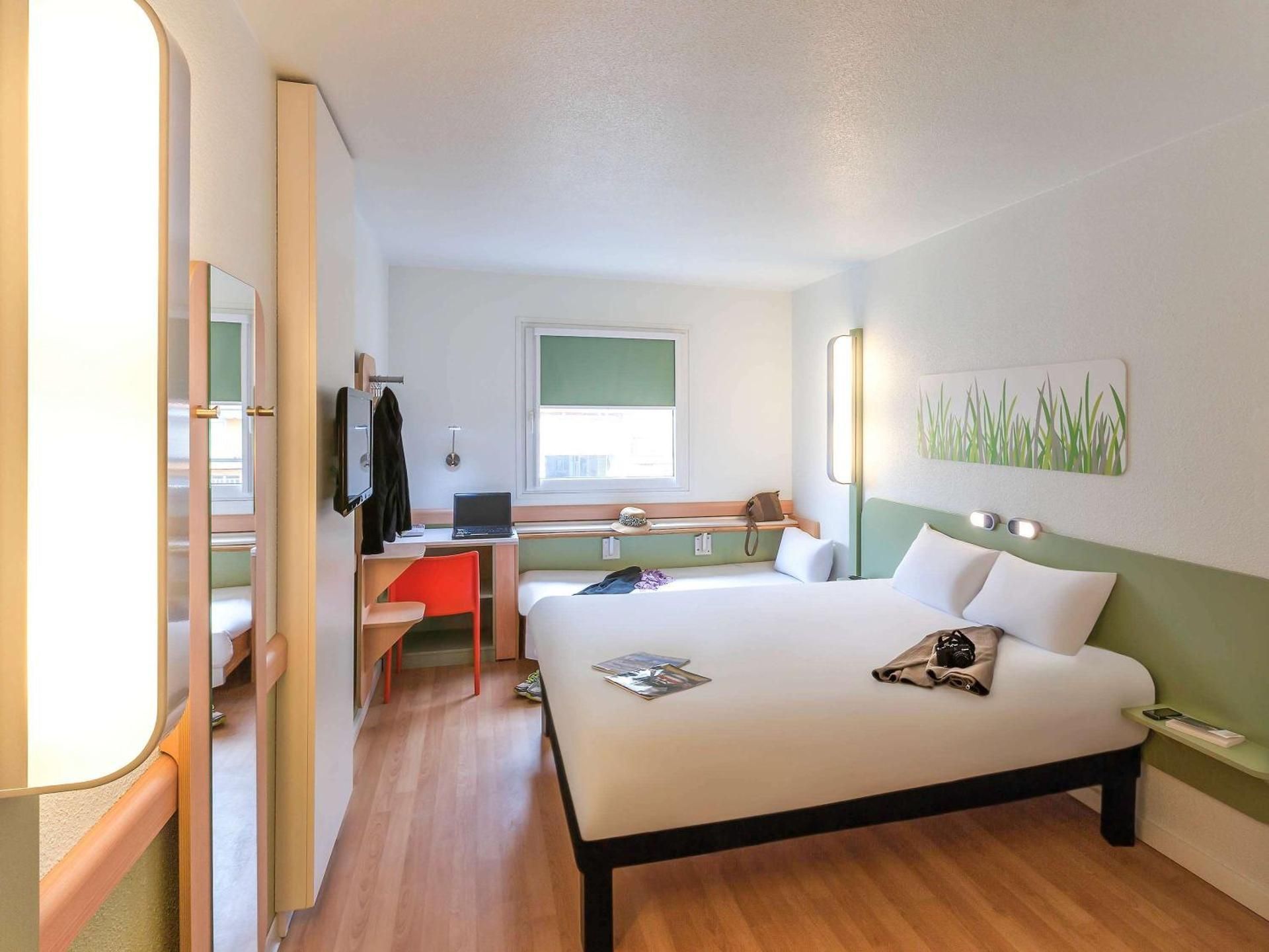 Ibis Budget Valencia Aeropuerto Family Room with One Double Bed and One Single Bed
